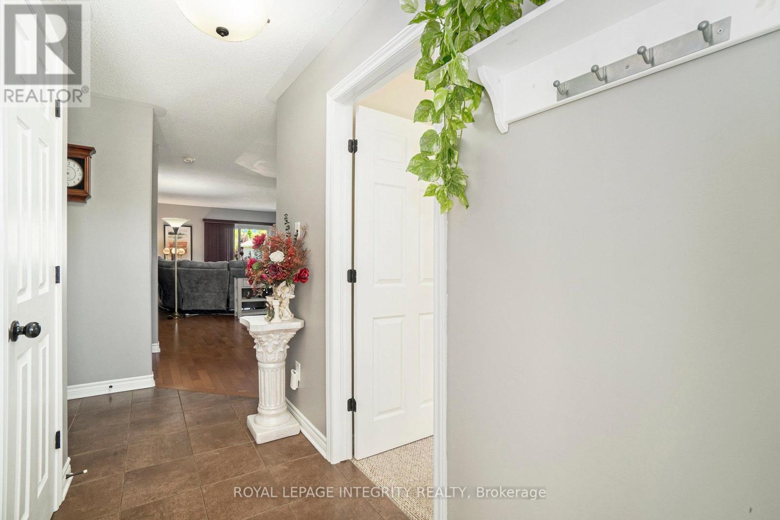 44 Lee Avenue, Smiths Falls, Ontario  K7A 0A2 - Photo 3 - X12376378