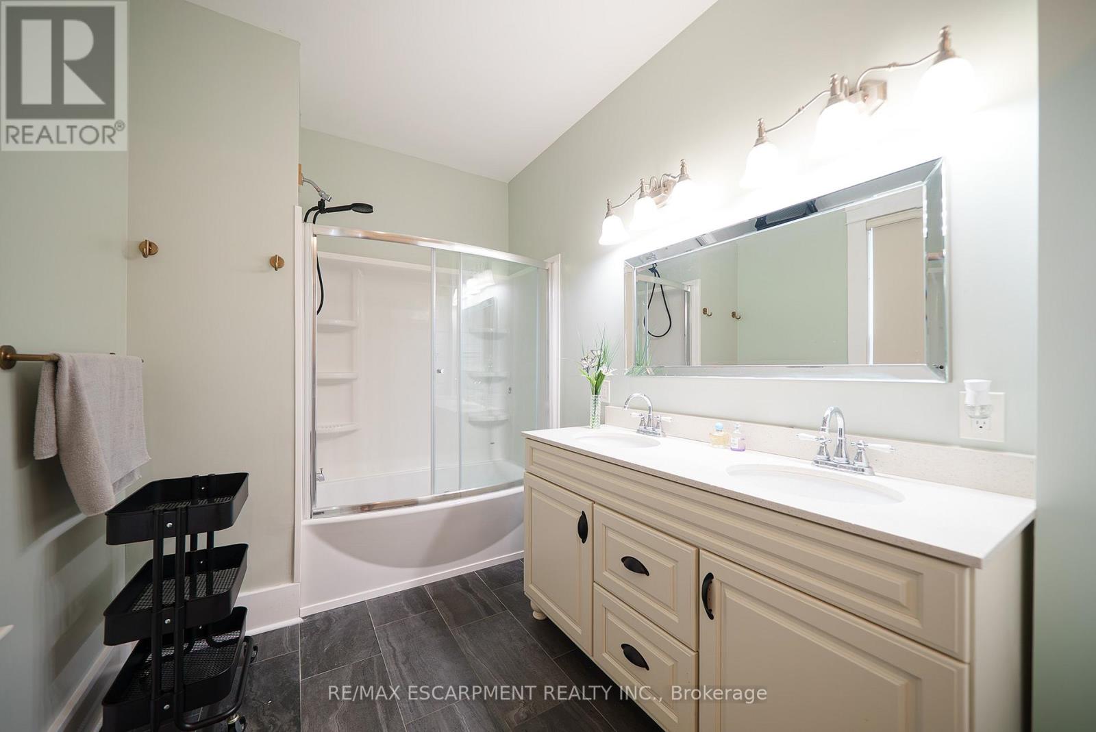8 William Street, Brantford, Ontario  N3T 3K1 - Photo 33 - X12376330