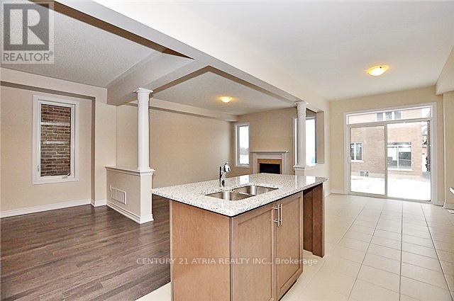 4 Applegate Drive, East Gwillimbury, Ontario  L9N 0R2 - Photo 5 - N12376365