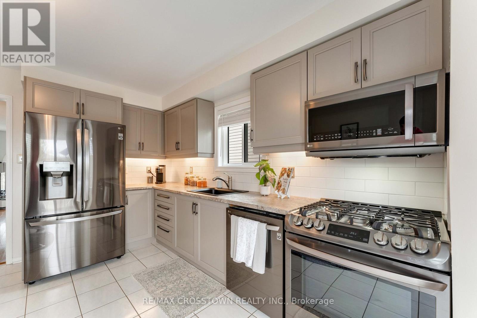 36 Leslie Avenue, Barrie (Holly), Ontario  L4N 9N9 - Photo 10 - S12376417