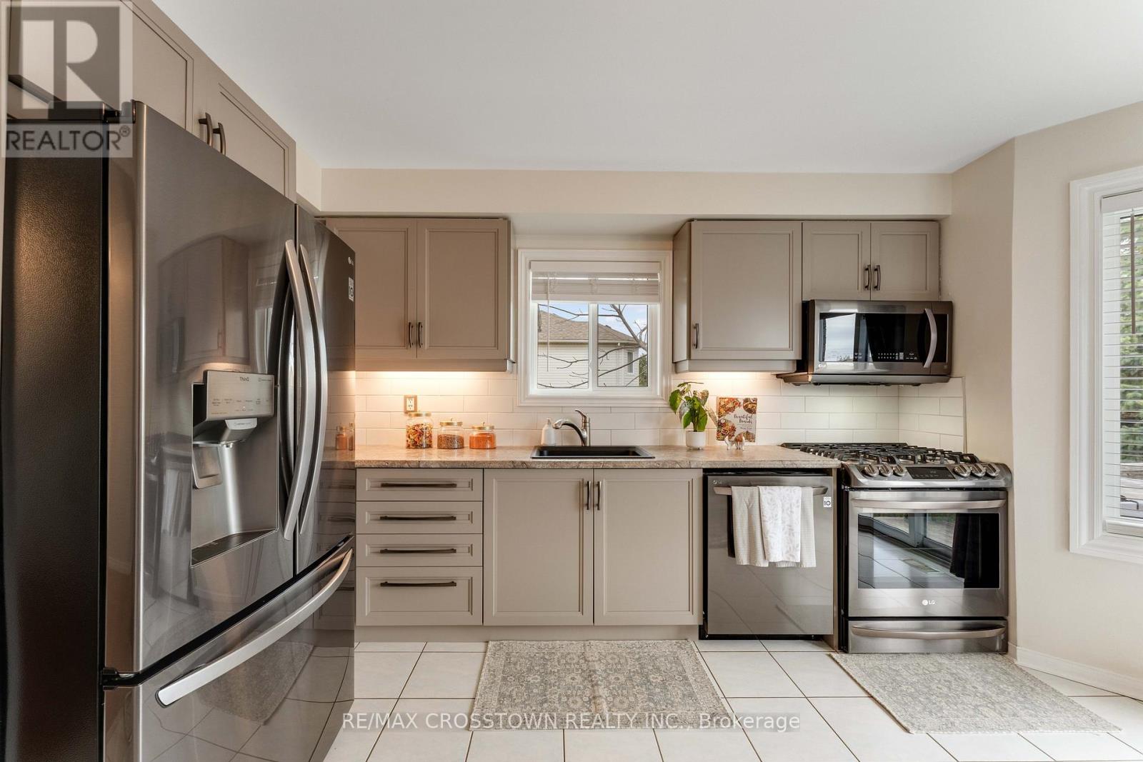 36 Leslie Avenue, Barrie (Holly), Ontario  L4N 9N9 - Photo 11 - S12376417