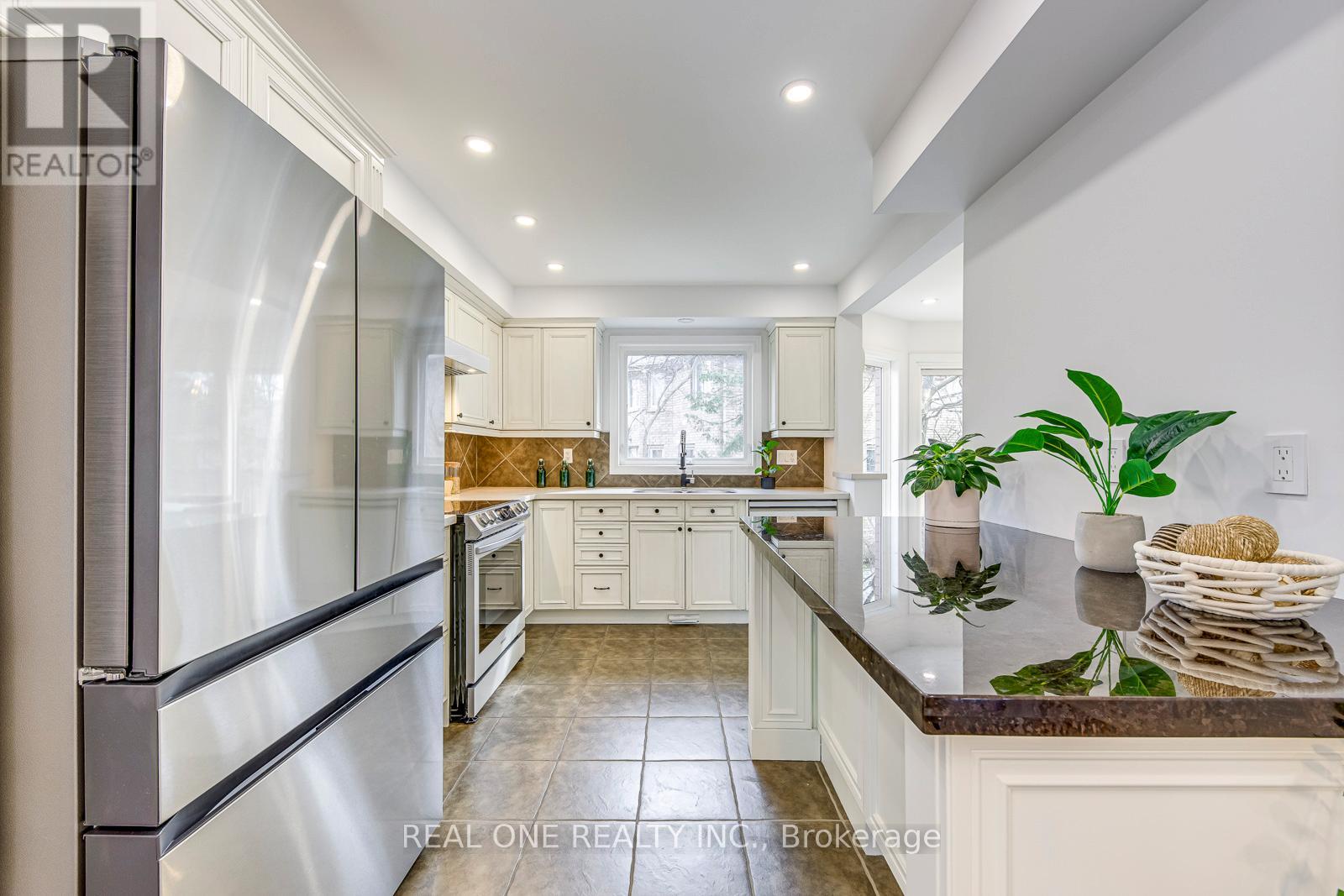 2075 Banbury Crescent, Oakville (Ro River Oaks), Ontario  L6H 5P8 - Photo 13 - W12376408