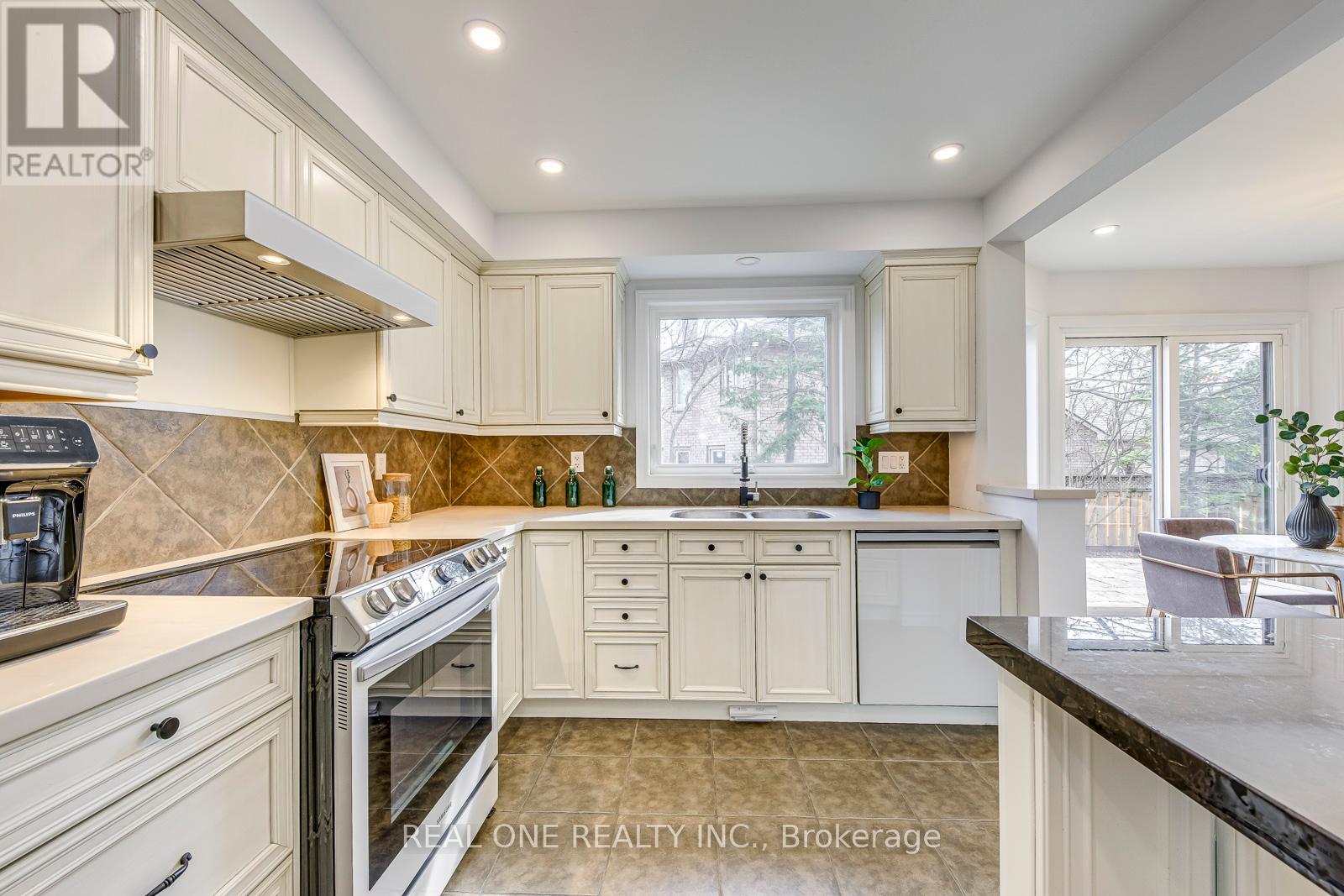 2075 Banbury Crescent, Oakville (Ro River Oaks), Ontario  L6H 5P8 - Photo 14 - W12376408