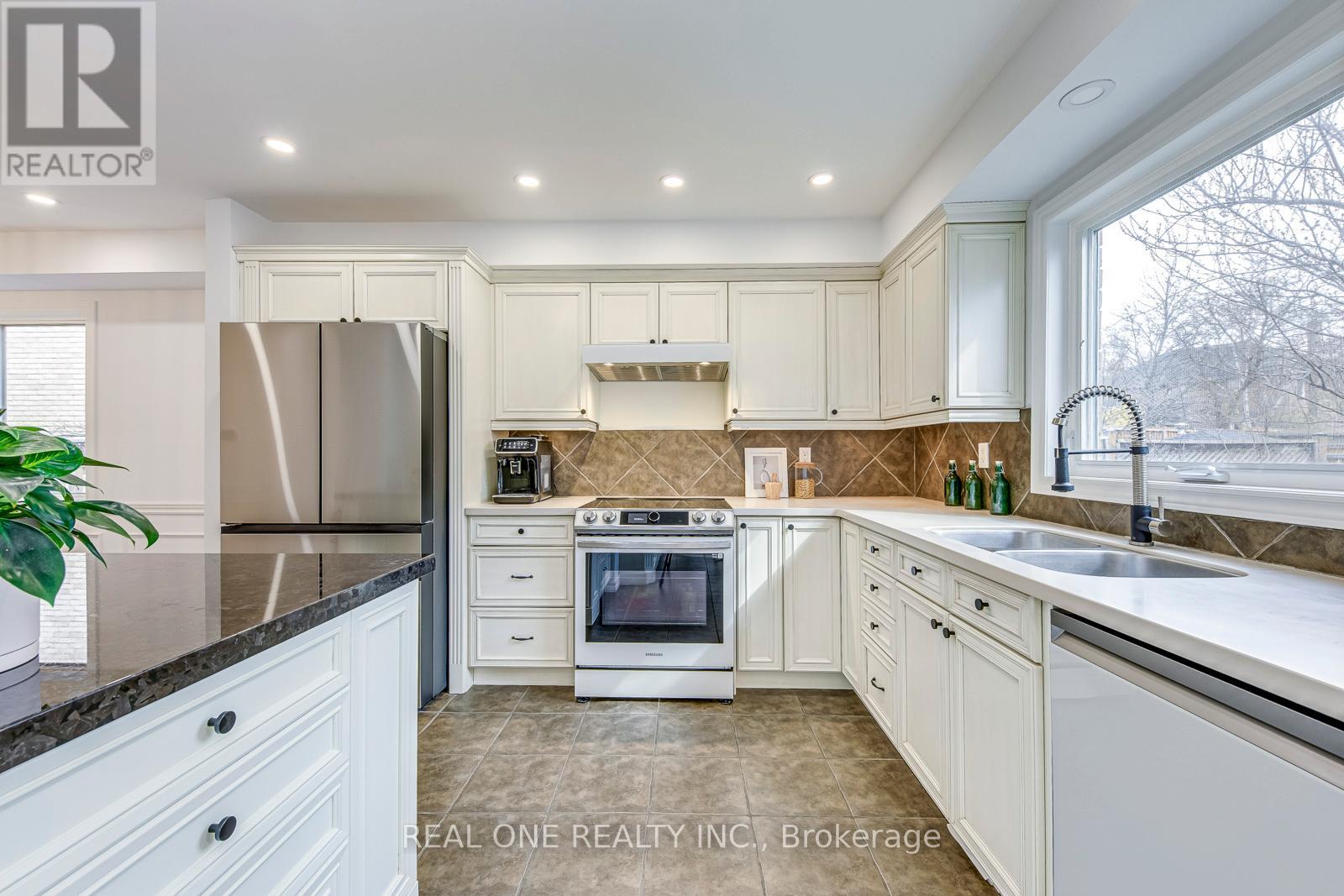 2075 Banbury Crescent, Oakville (Ro River Oaks), Ontario  L6H 5P8 - Photo 15 - W12376408