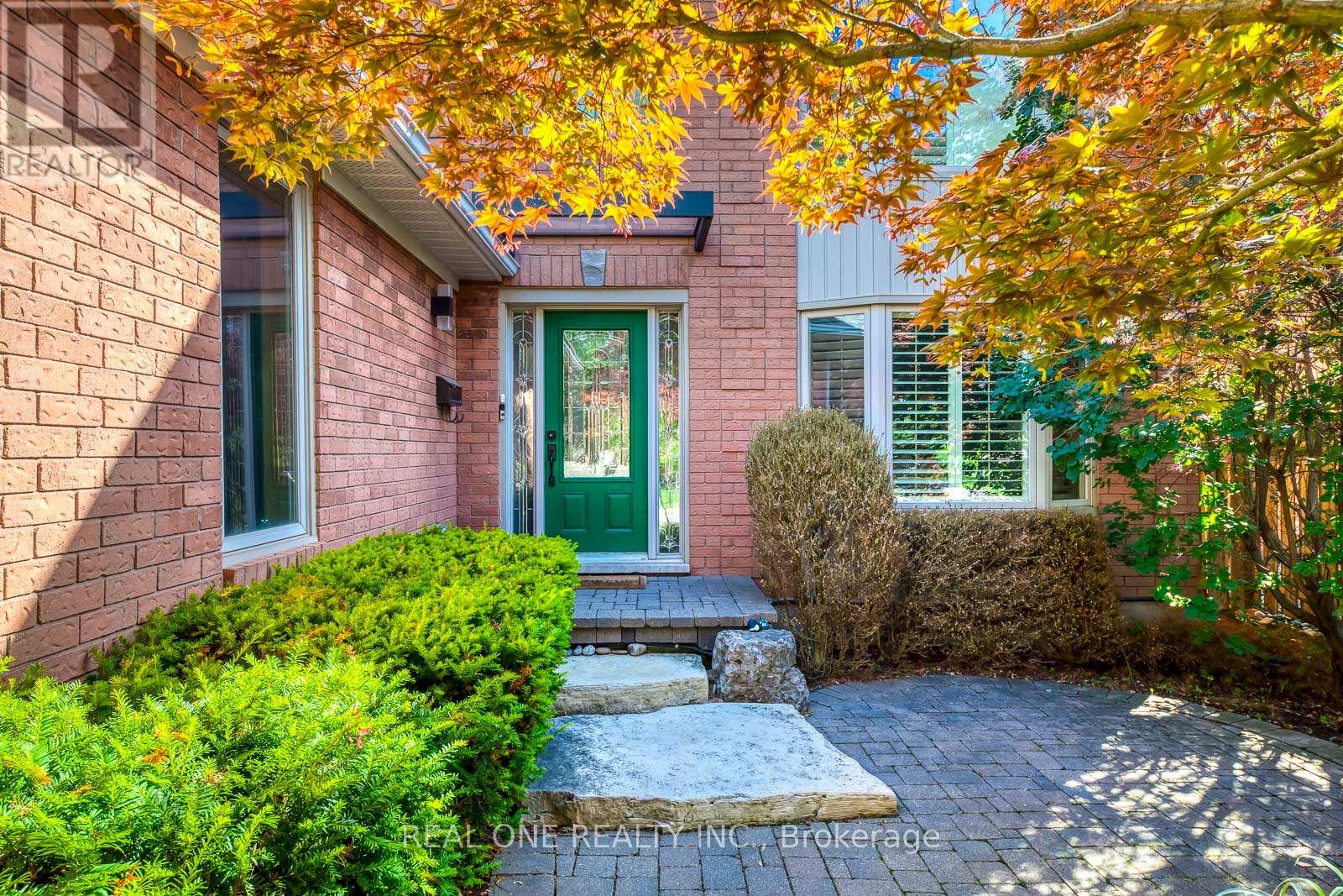 2075 Banbury Crescent, Oakville (Ro River Oaks), Ontario  L6H 5P8 - Photo 3 - W12376408