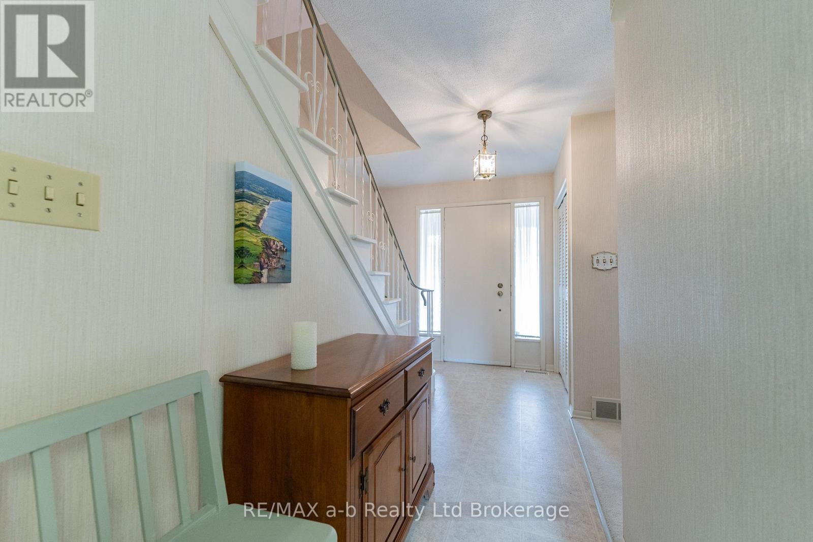 41 Parkwood Drive, Tillsonburg, Ontario  N4G 2B7 - Photo 5 - X12376502