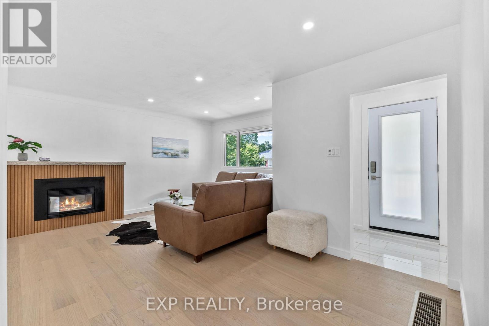 1502 Farnsworth Avenue, Ottawa, Ontario  K1H 7C3 - Photo 4 - X12375871