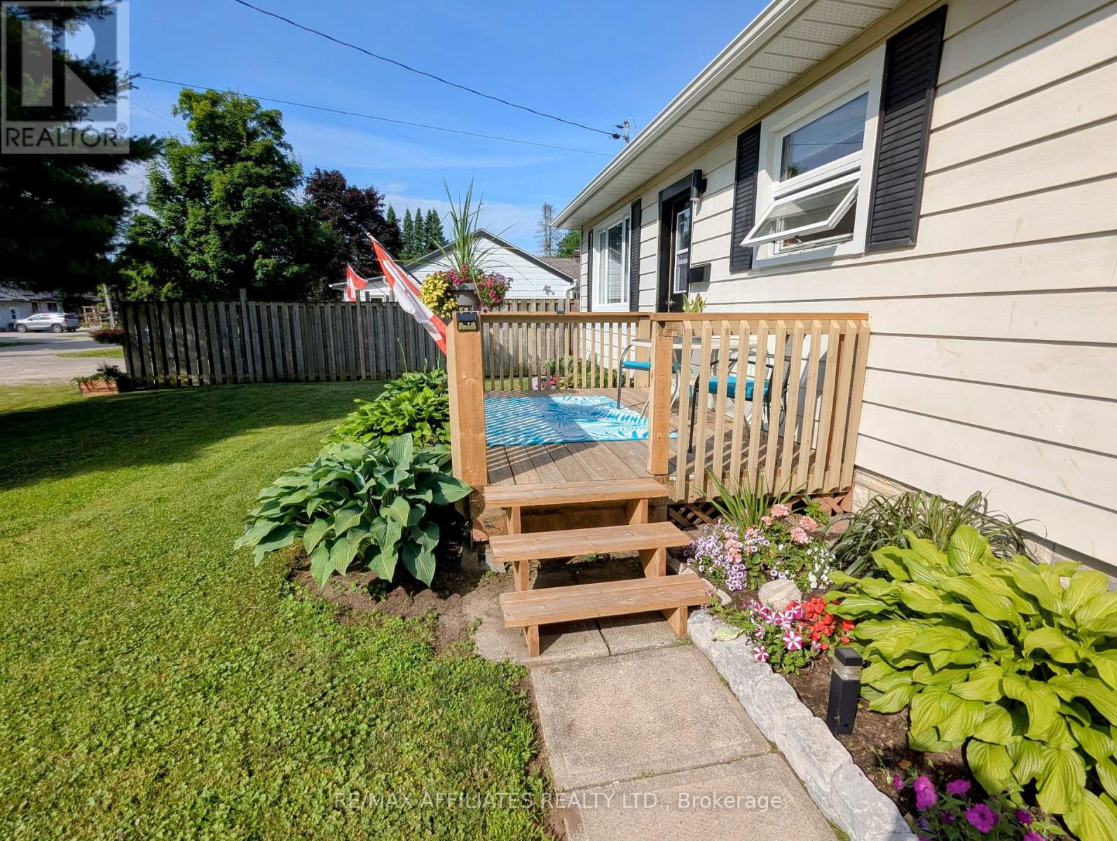 18 Dean Street, Montague, Ontario  K7A 4Y2 - Photo 4 - X12268031