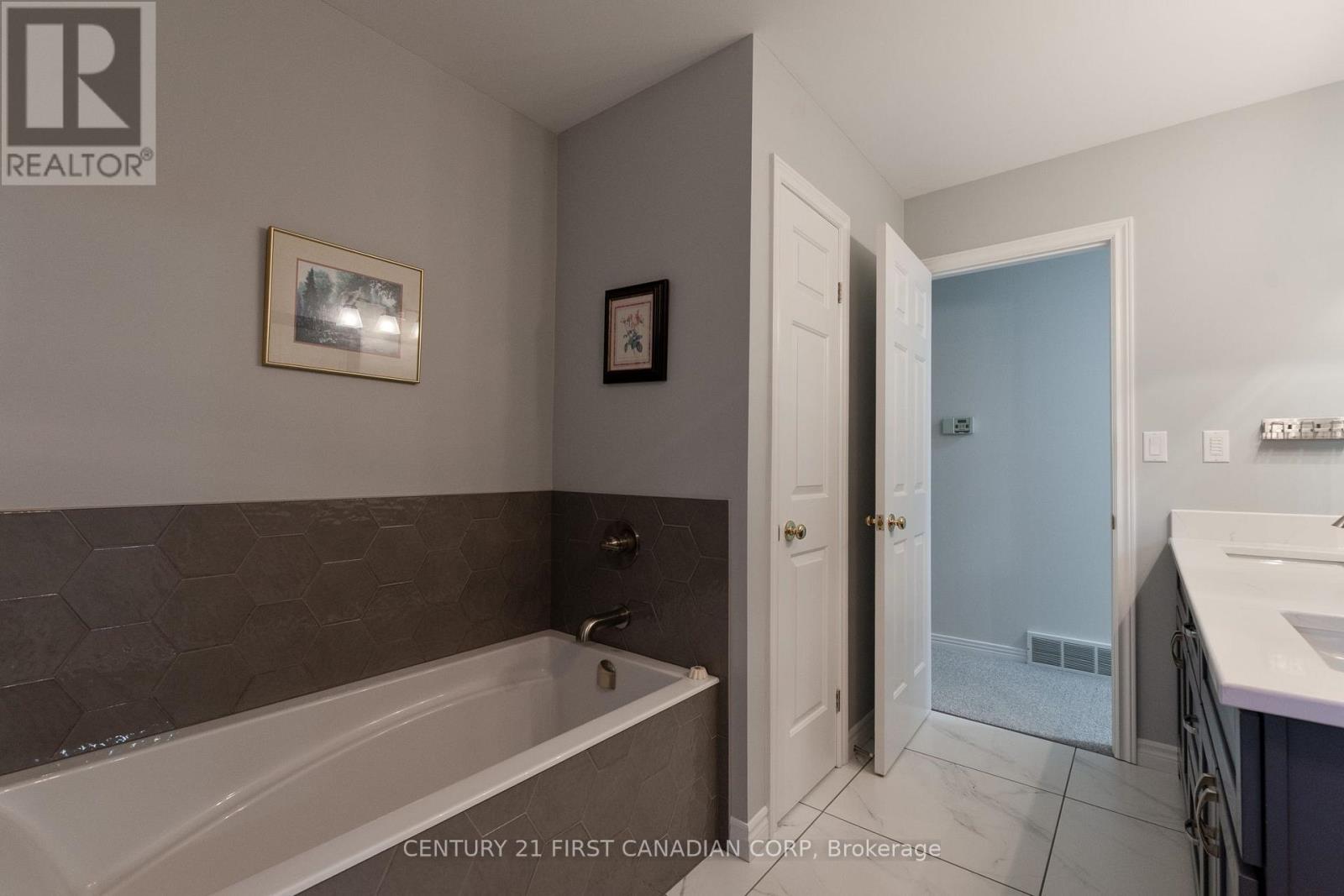196 Hull Road, Strathroy-Caradoc, Ontario  N7G 3P2 - Photo 29 - X12376593
