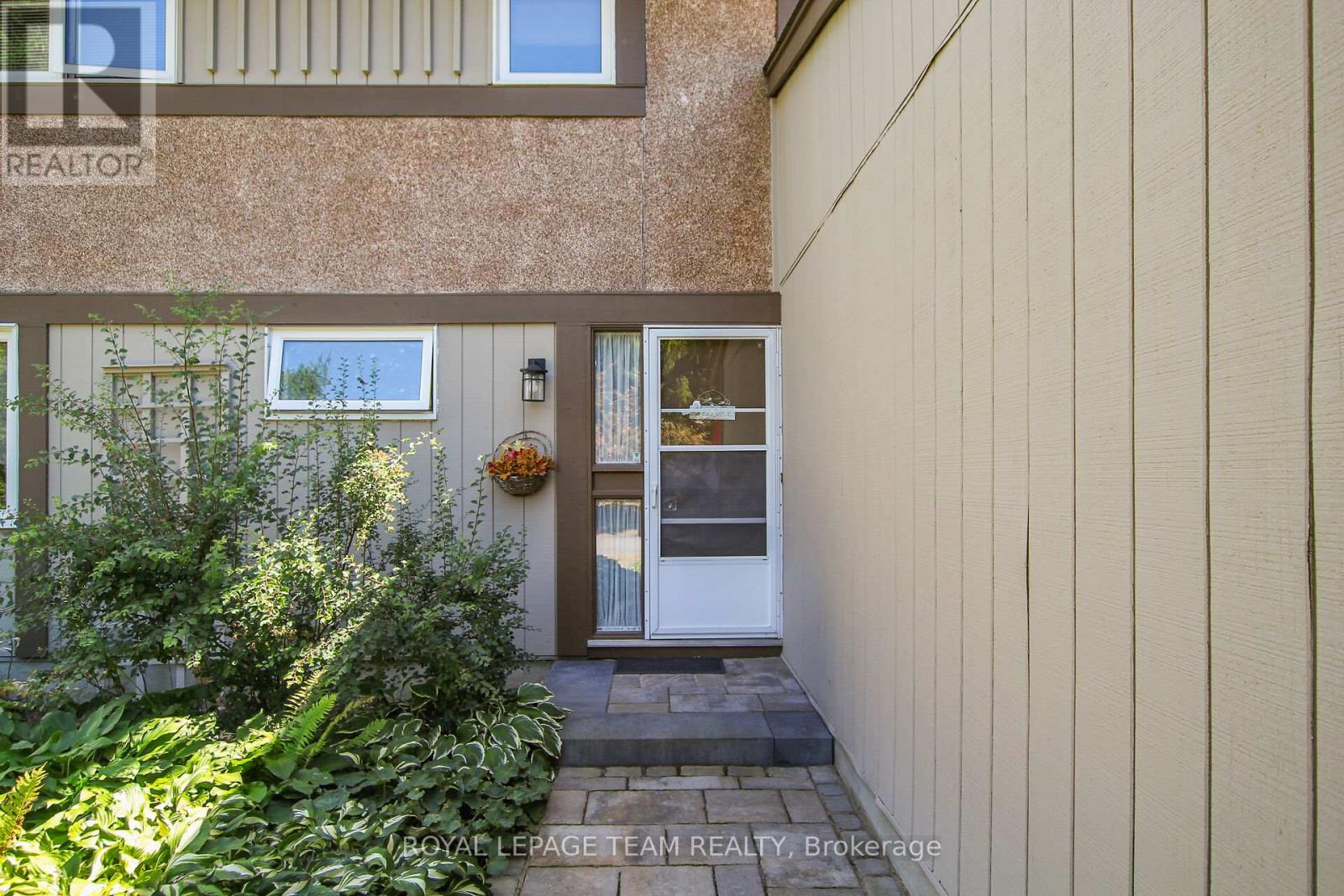 47 Inuvik Crescent, Ottawa, Ontario  K2L 1A1 - Photo 5 - X12376785