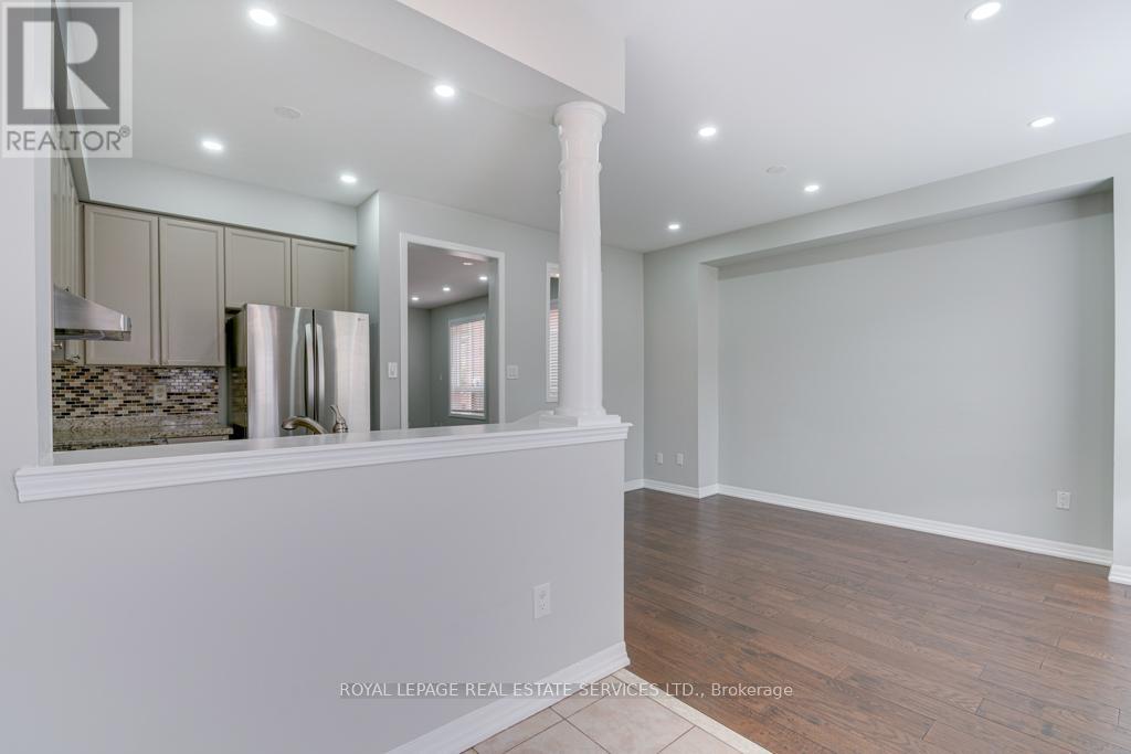 Upper - 1327 Weir Chase, Mississauga, Ontario  L5V 2W7 - Photo 13 - W12376473