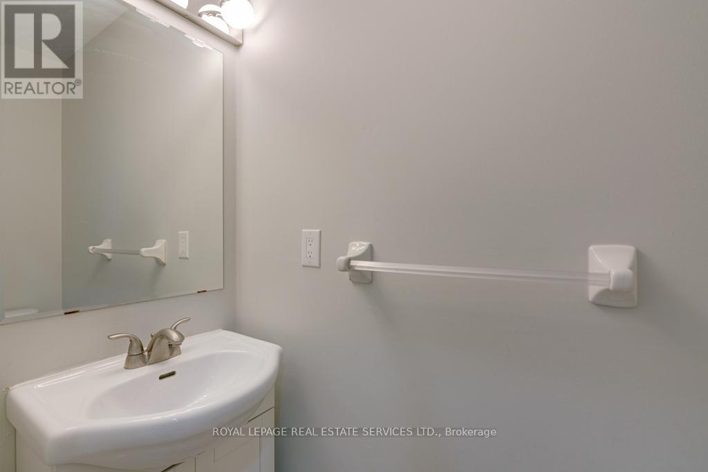 Upper - 1327 Weir Chase, Mississauga, Ontario  L5V 2W7 - Photo 18 - W12376473