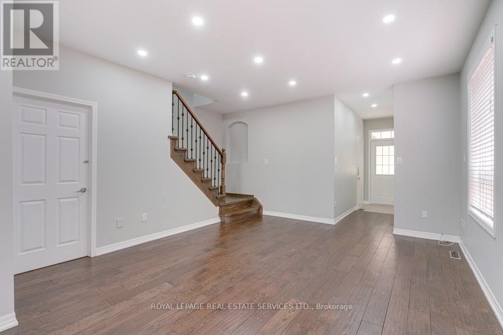 Upper - 1327 Weir Chase, Mississauga, Ontario  L5V 2W7 - Photo 5 - W12376473