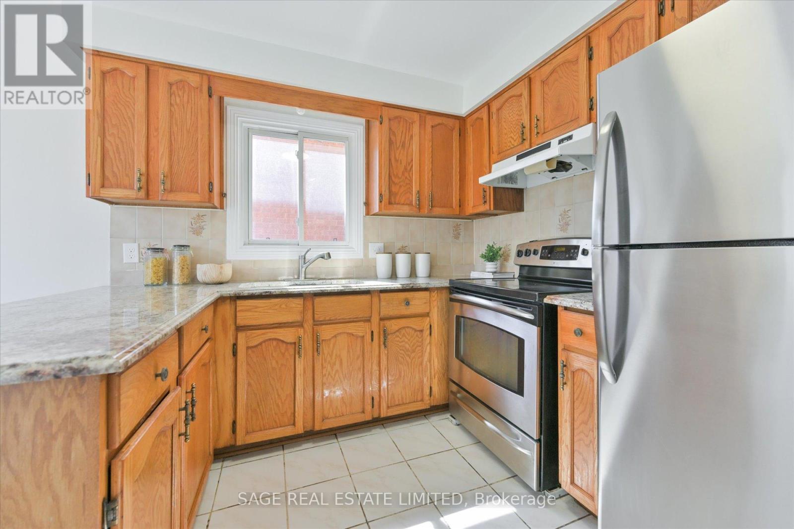1 Goa Court, Toronto (Alderwood), Ontario  M8W 4Y2 - Photo 11 - W12376477
