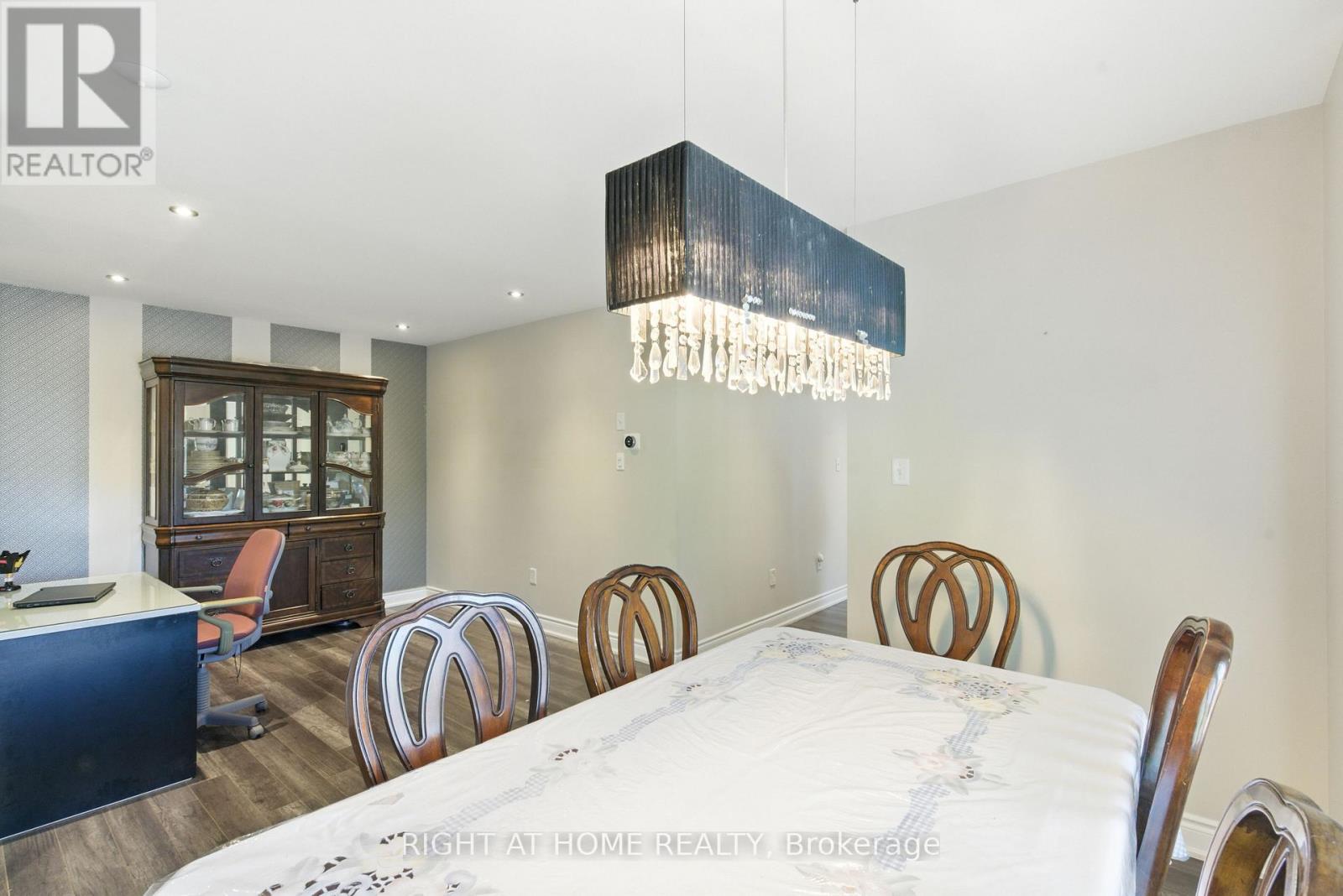 1233 Lamont Crescent, Milton (Cl Clarke), Ontario  L9T 6W5 - Photo 11 - W12376478