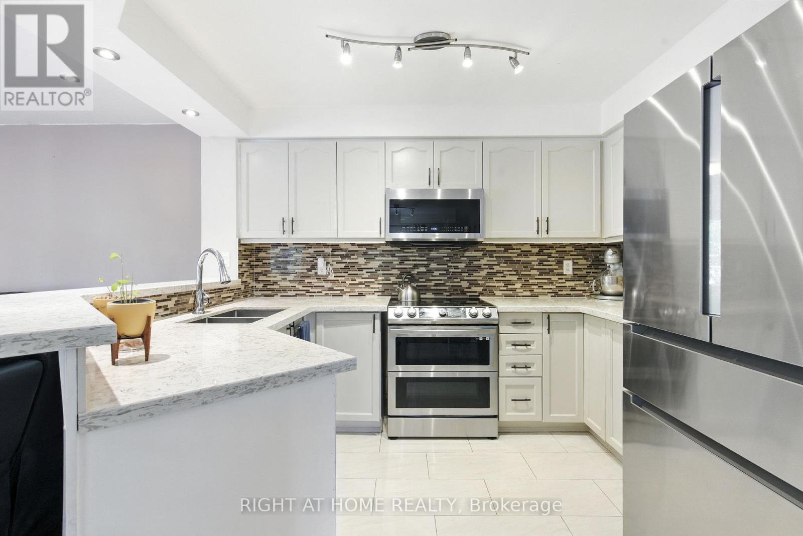 1233 Lamont Crescent, Milton (Cl Clarke), Ontario  L9T 6W5 - Photo 15 - W12376478