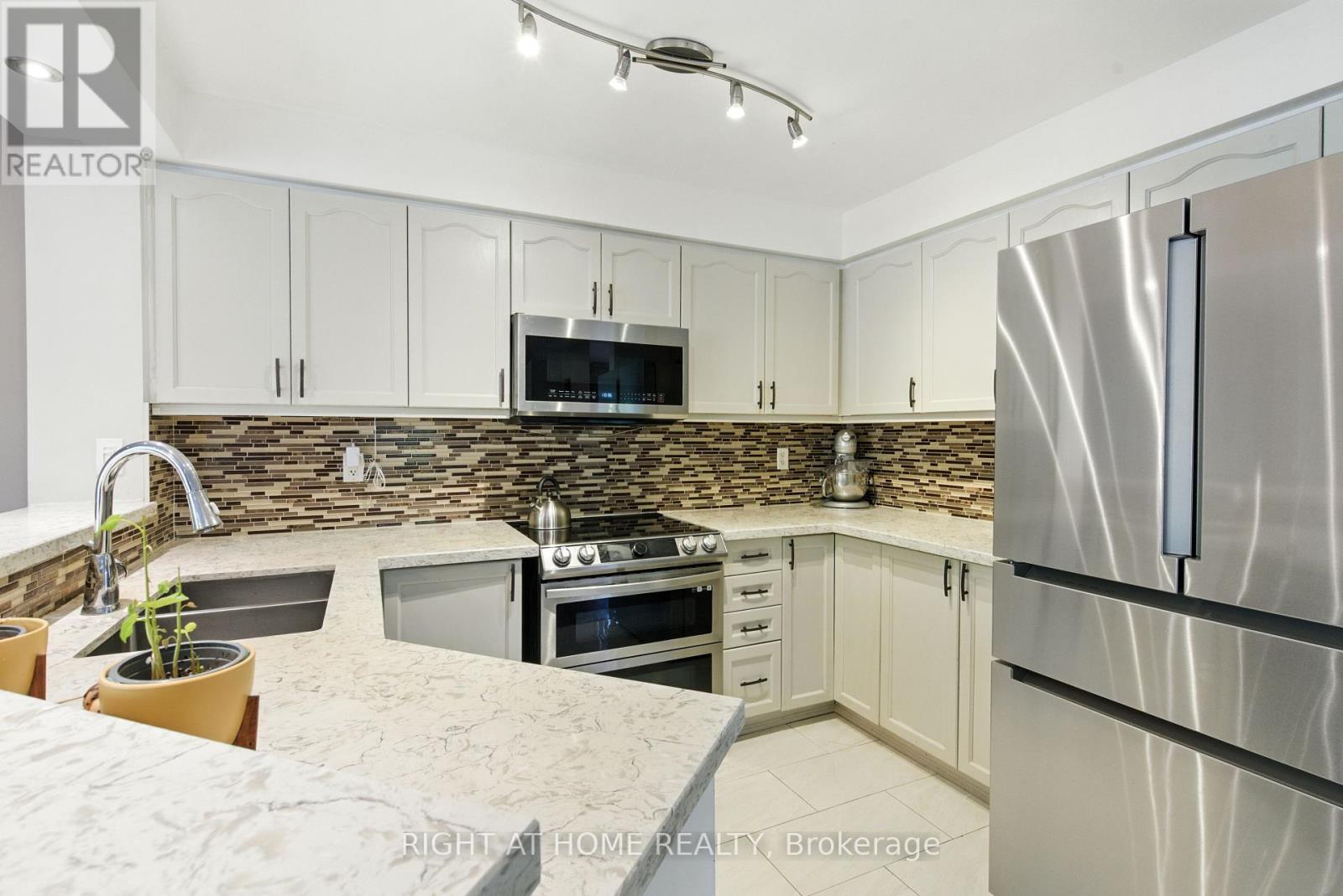 1233 Lamont Crescent, Milton (Cl Clarke), Ontario  L9T 6W5 - Photo 17 - W12376478