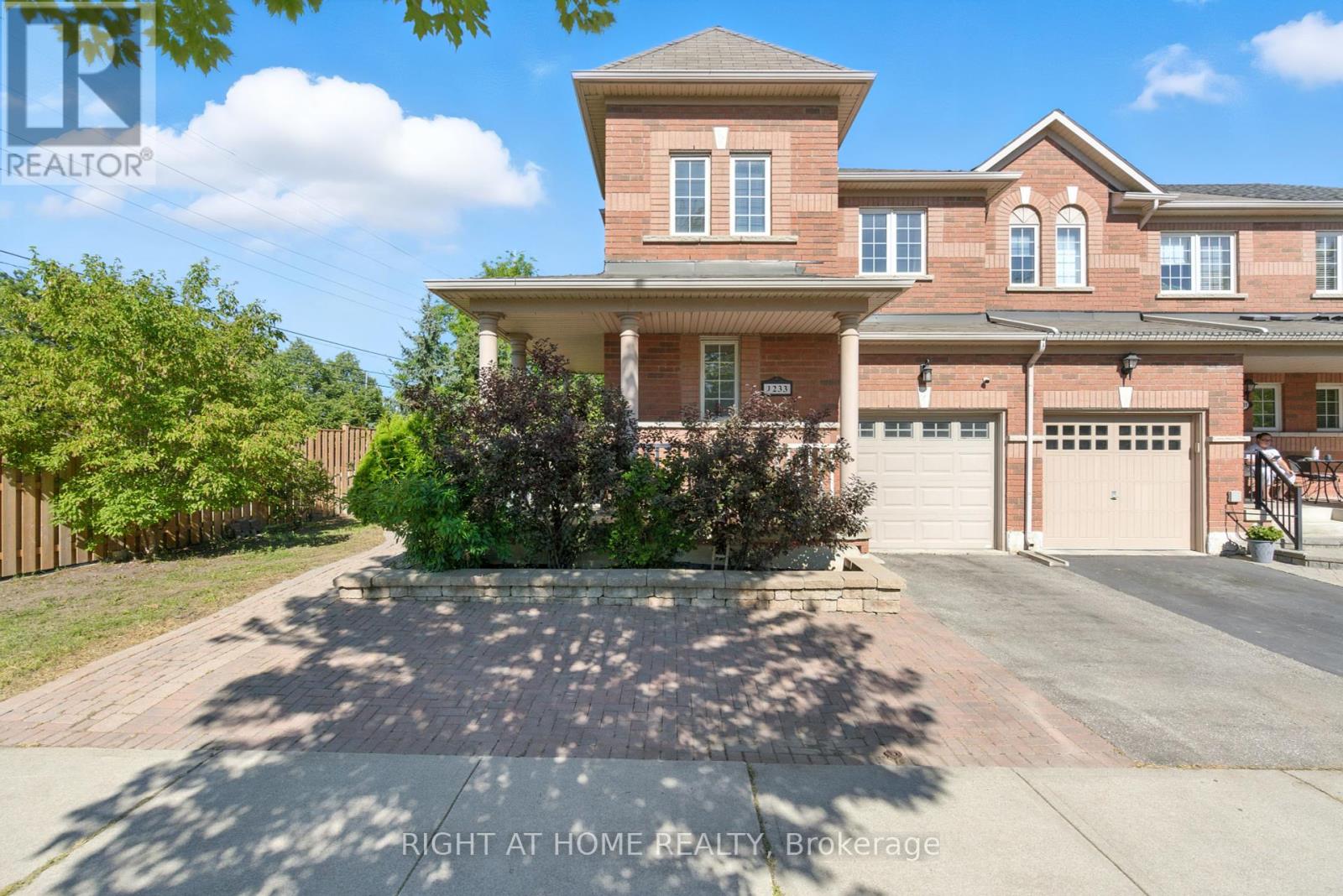 1233 Lamont Crescent, Milton (Cl Clarke), Ontario  L9T 6W5 - Photo 2 - W12376478