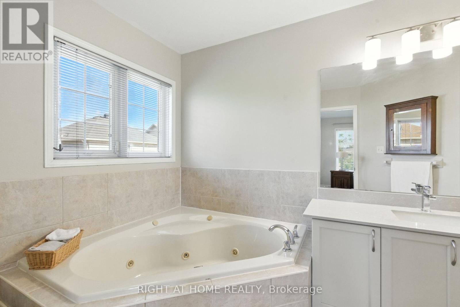 1233 Lamont Crescent, Milton (Cl Clarke), Ontario  L9T 6W5 - Photo 27 - W12376478