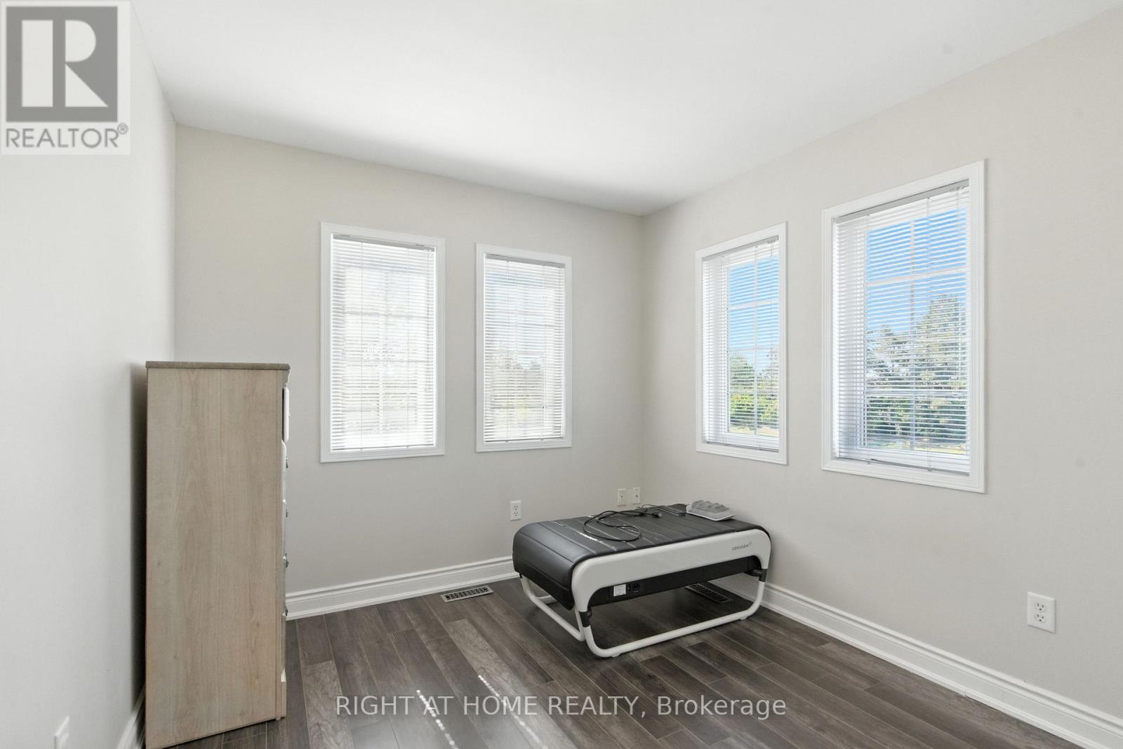 1233 Lamont Crescent, Milton (Cl Clarke), Ontario  L9T 6W5 - Photo 31 - W12376478