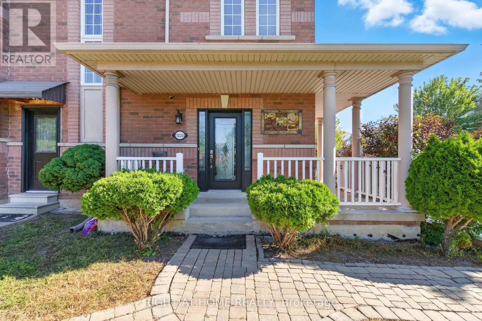 1233 Lamont Crescent, Milton (Cl Clarke), Ontario  L9T 6W5 - Photo 5 - W12376478