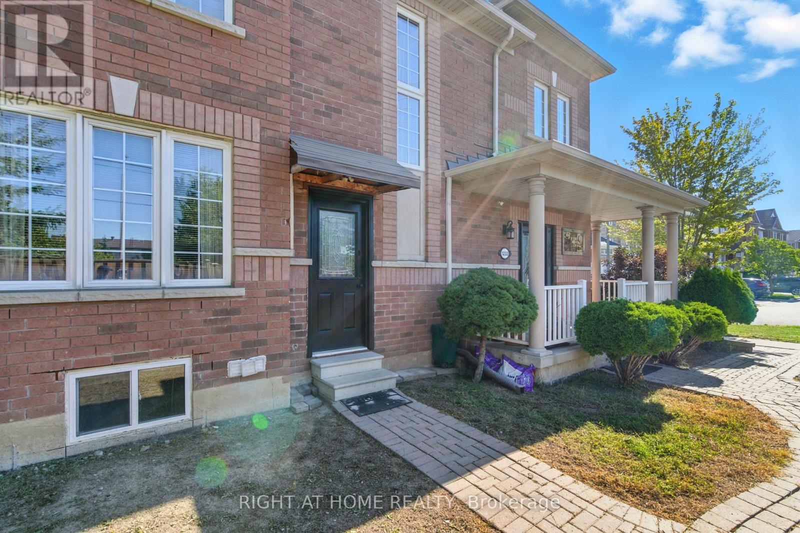 1233 Lamont Crescent, Milton (Cl Clarke), Ontario  L9T 6W5 - Photo 6 - W12376478