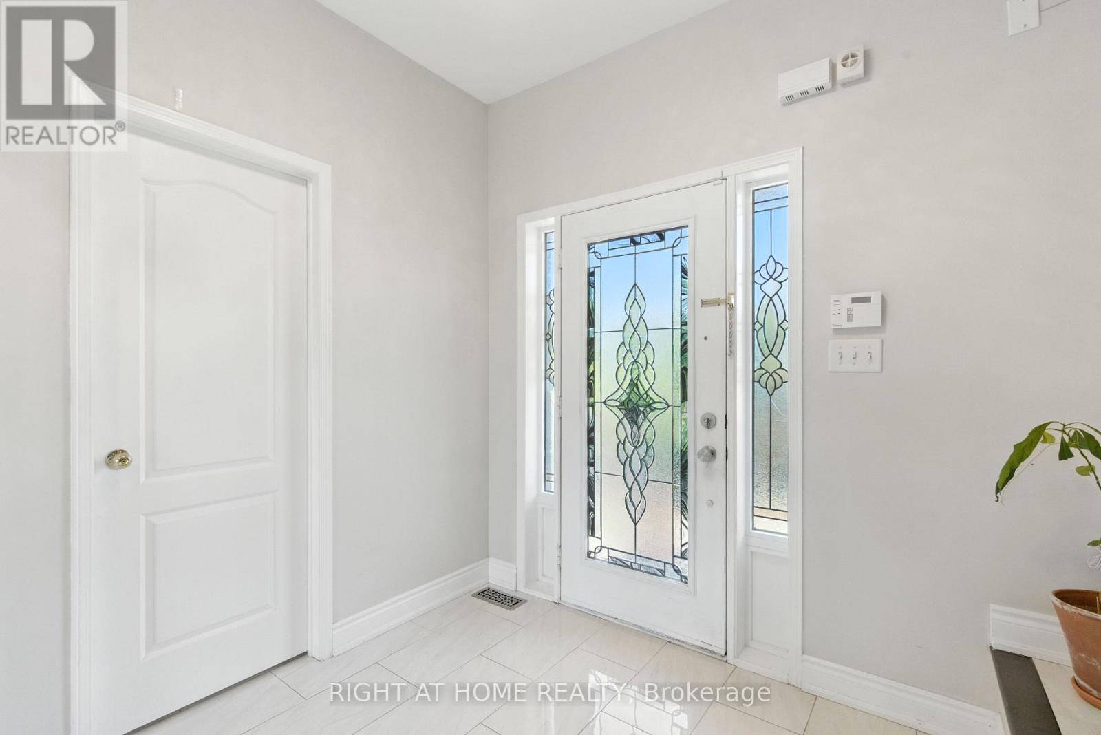1233 Lamont Crescent, Milton (Cl Clarke), Ontario  L9T 6W5 - Photo 7 - W12376478