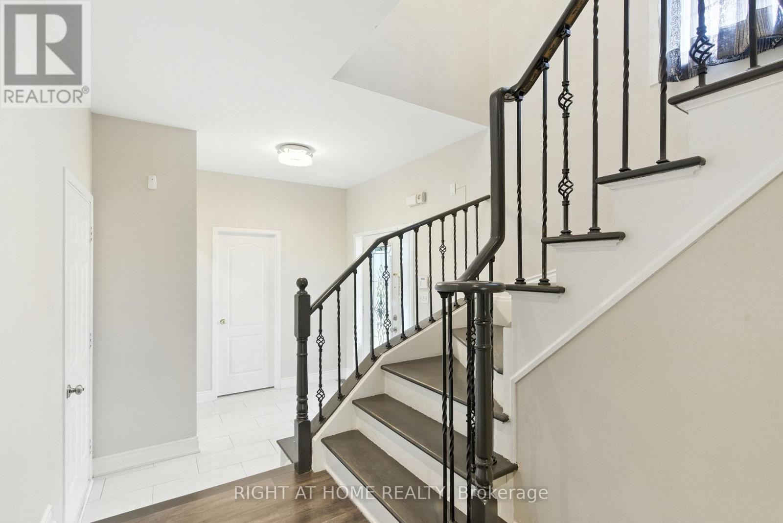 1233 Lamont Crescent, Milton (Cl Clarke), Ontario  L9T 6W5 - Photo 9 - W12376478