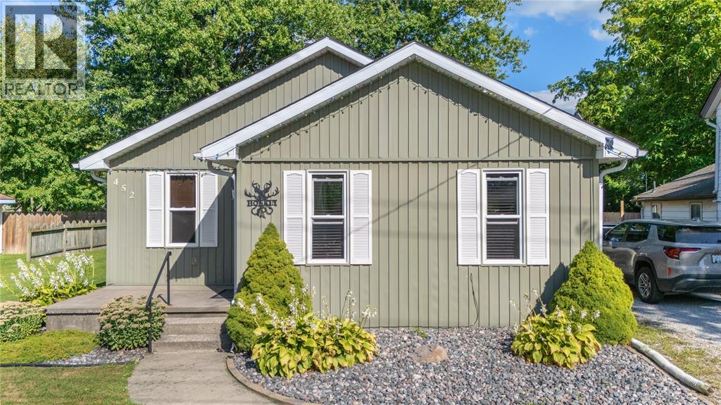 452 MAUDE STREET, petrolia, Ontario