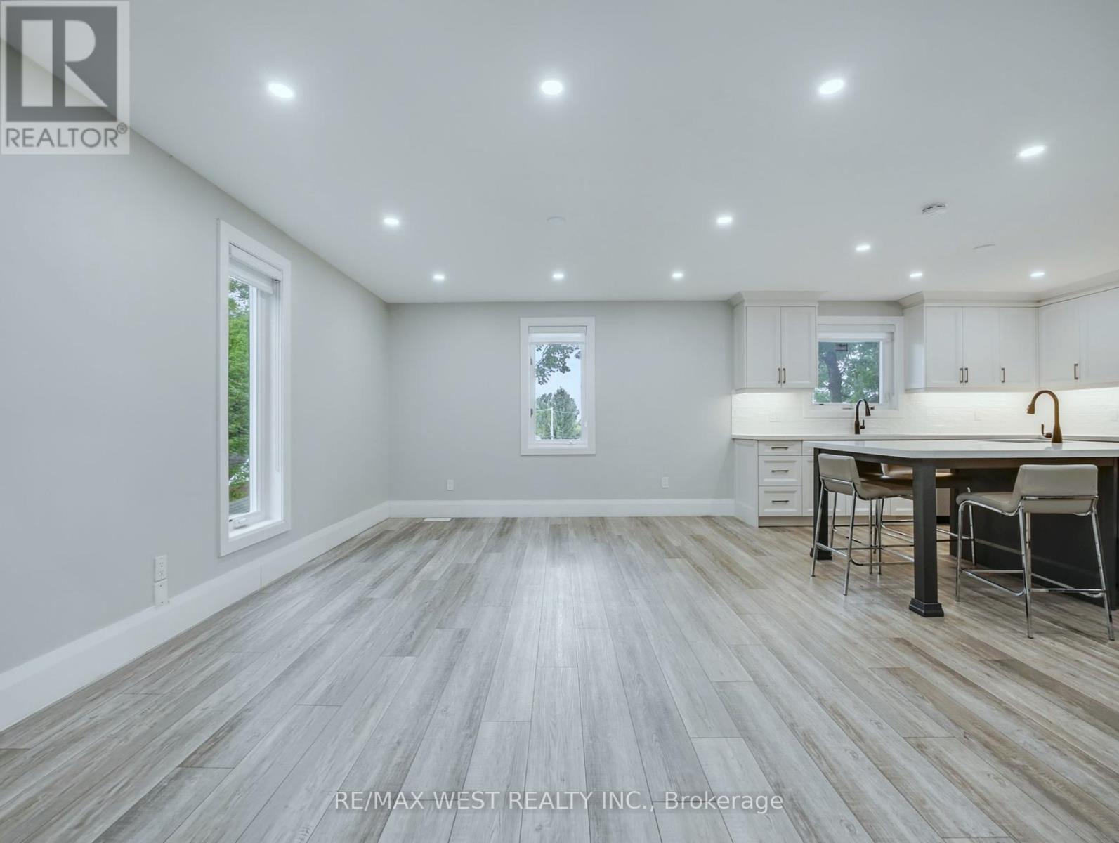 Property at 15 WESTBROOK PLACE S image 3
