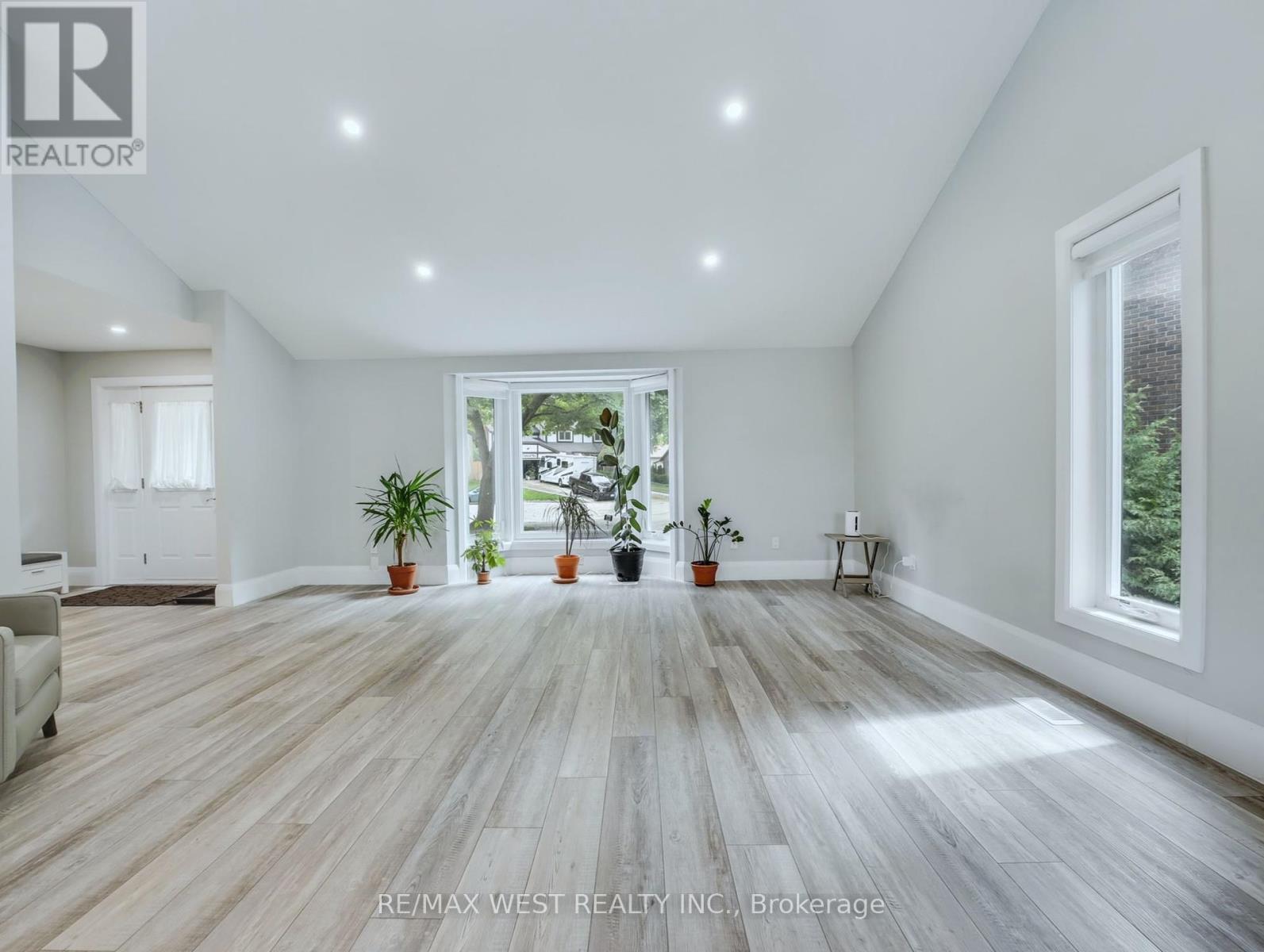 Property at 15 WESTBROOK PLACE S image 4
