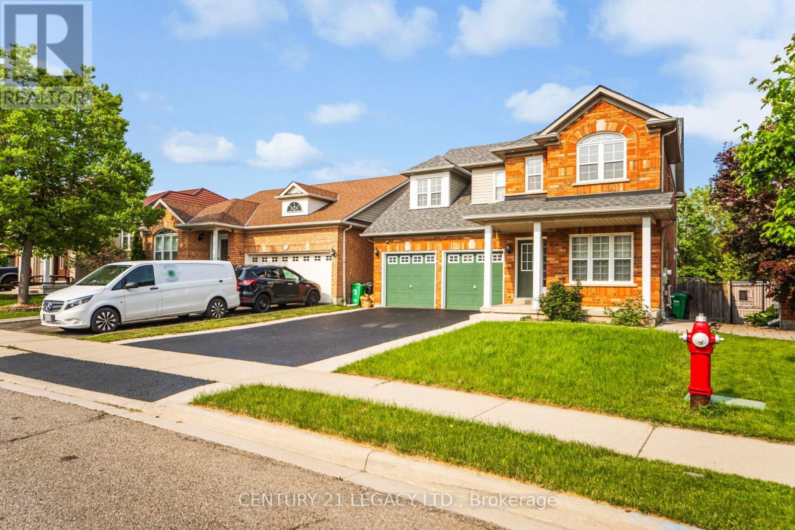 28 Sunnybrook Crescent, Brampton, Ontario  L7A 1Y2 - Photo 2 - W12376550