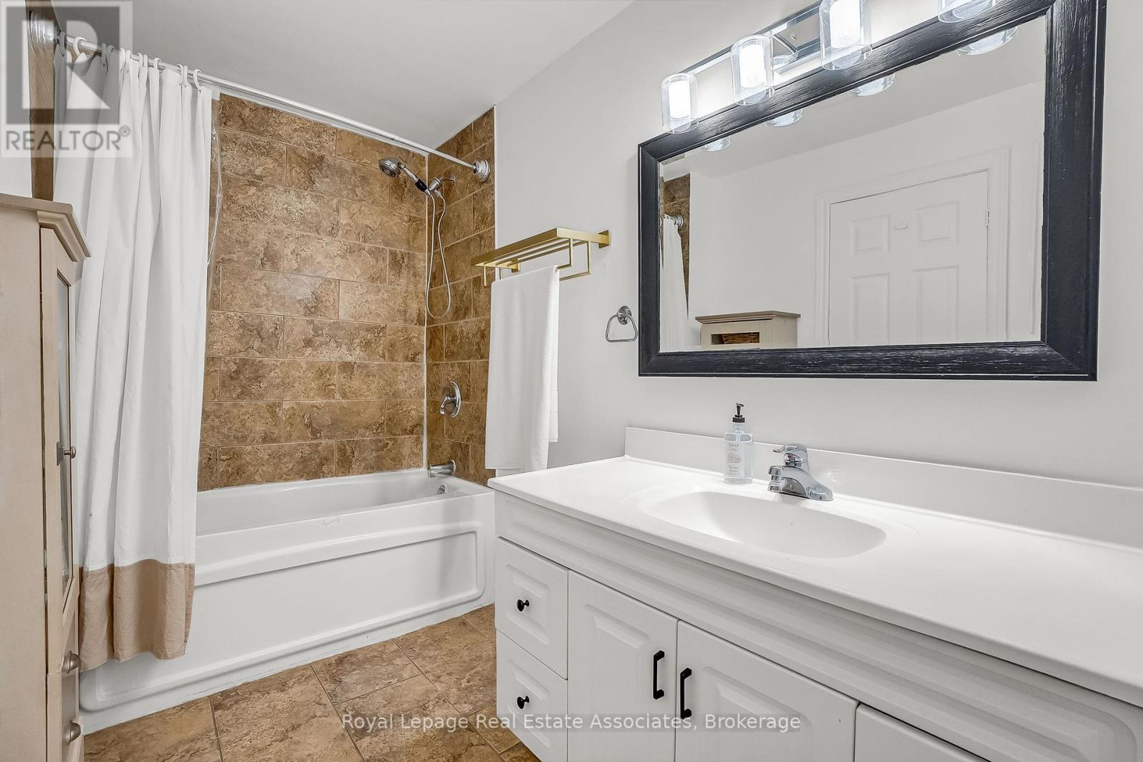 240 Sixth Street, Toronto (New Toronto), Ontario  M8V 3A7 - Photo 32 - W12376576