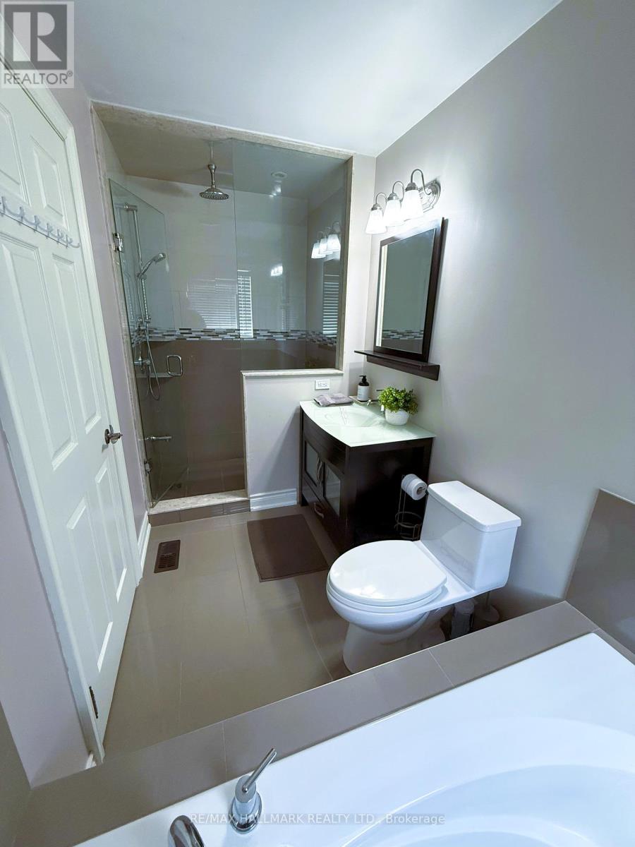 215 Queenslea Avenue S, Toronto (Humberlea-Pelmo Park), Ontario  M9N 3X5 - Photo 18 - W12376581
