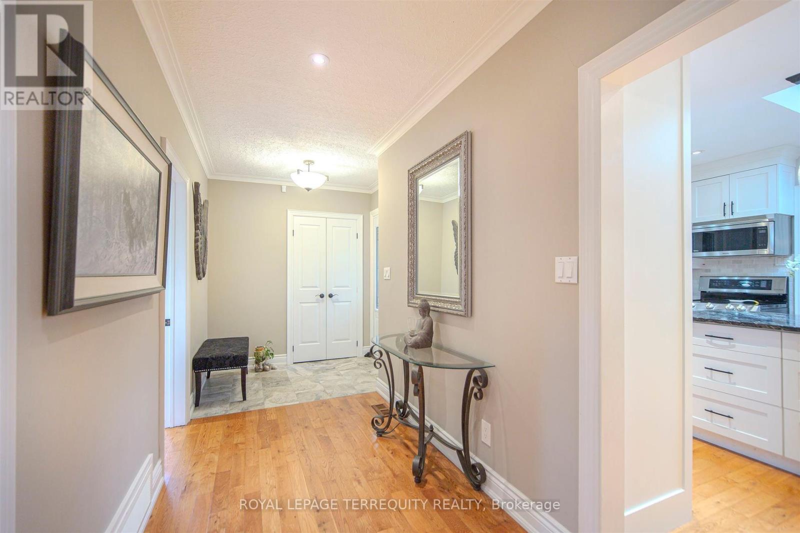 92 Saskatoon Drive, Toronto (Kingsview Village-The Westway), Ontario  M9P 2G4 - Photo 11 - W12376683