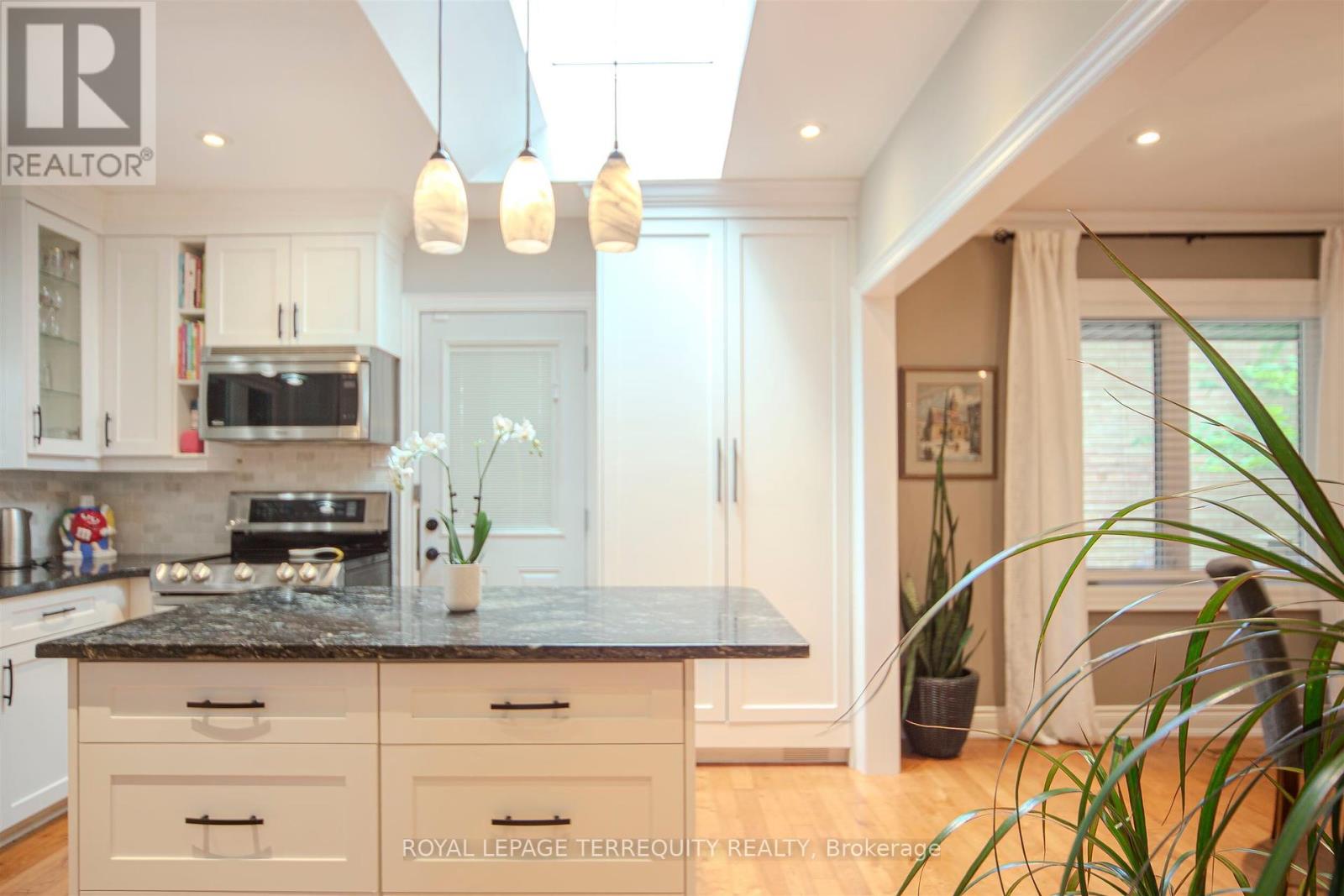 92 Saskatoon Drive, Toronto (Kingsview Village-The Westway), Ontario  M9P 2G4 - Photo 18 - W12376683