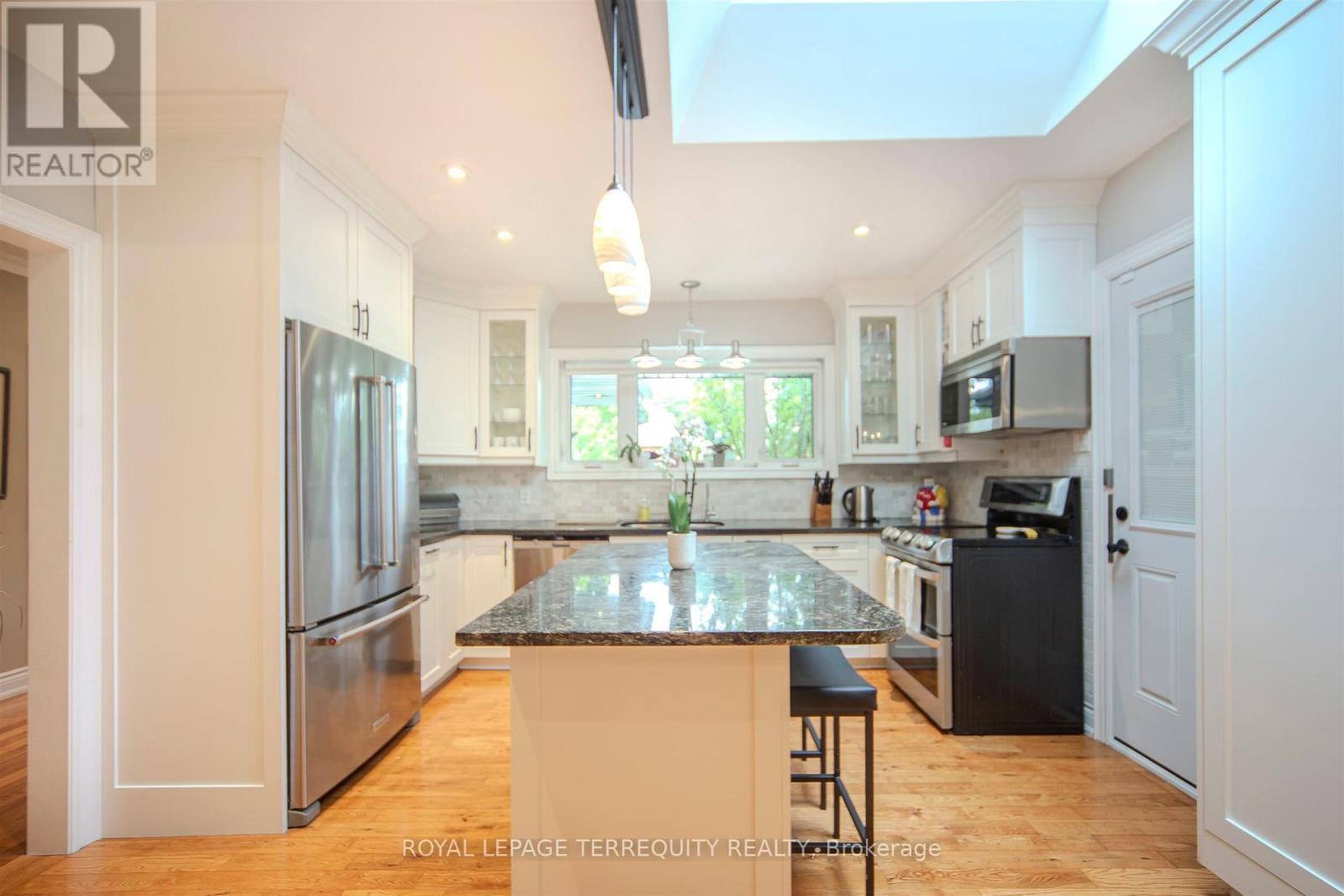 92 Saskatoon Drive, Toronto (Kingsview Village-The Westway), Ontario  M9P 2G4 - Photo 20 - W12376683