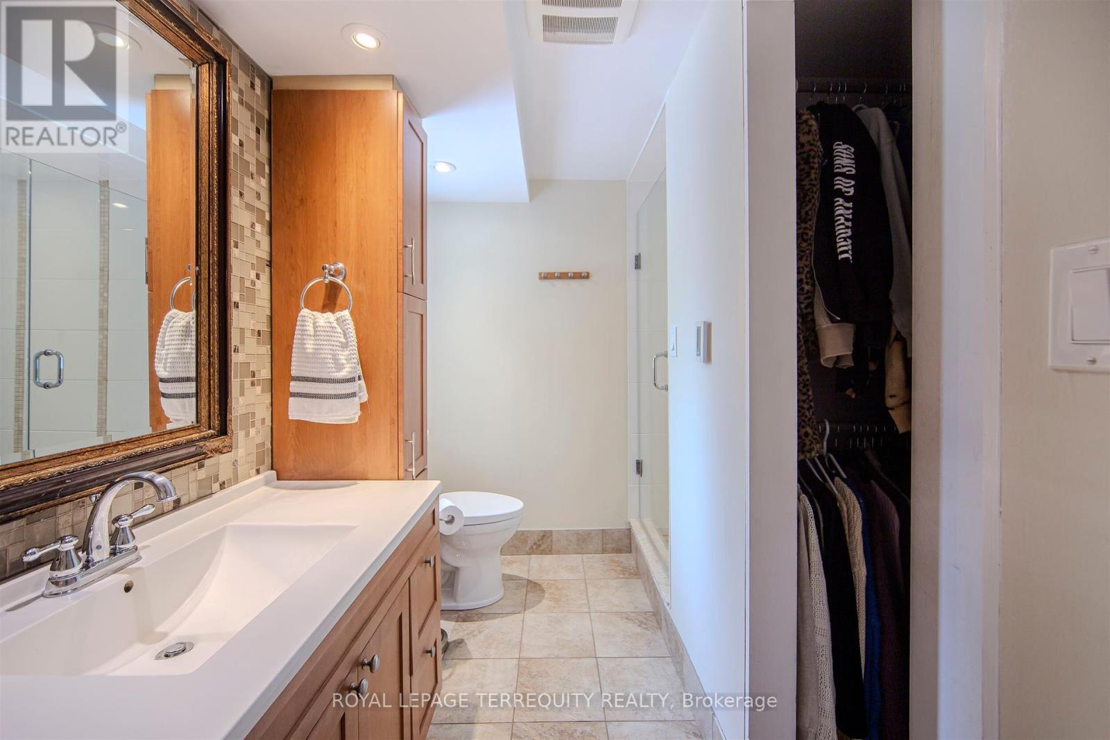 92 Saskatoon Drive, Toronto (Kingsview Village-The Westway), Ontario  M9P 2G4 - Photo 33 - W12376683