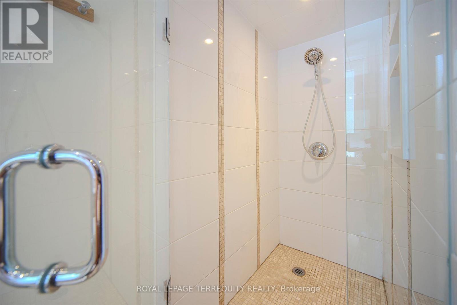 92 Saskatoon Drive, Toronto (Kingsview Village-The Westway), Ontario  M9P 2G4 - Photo 34 - W12376683