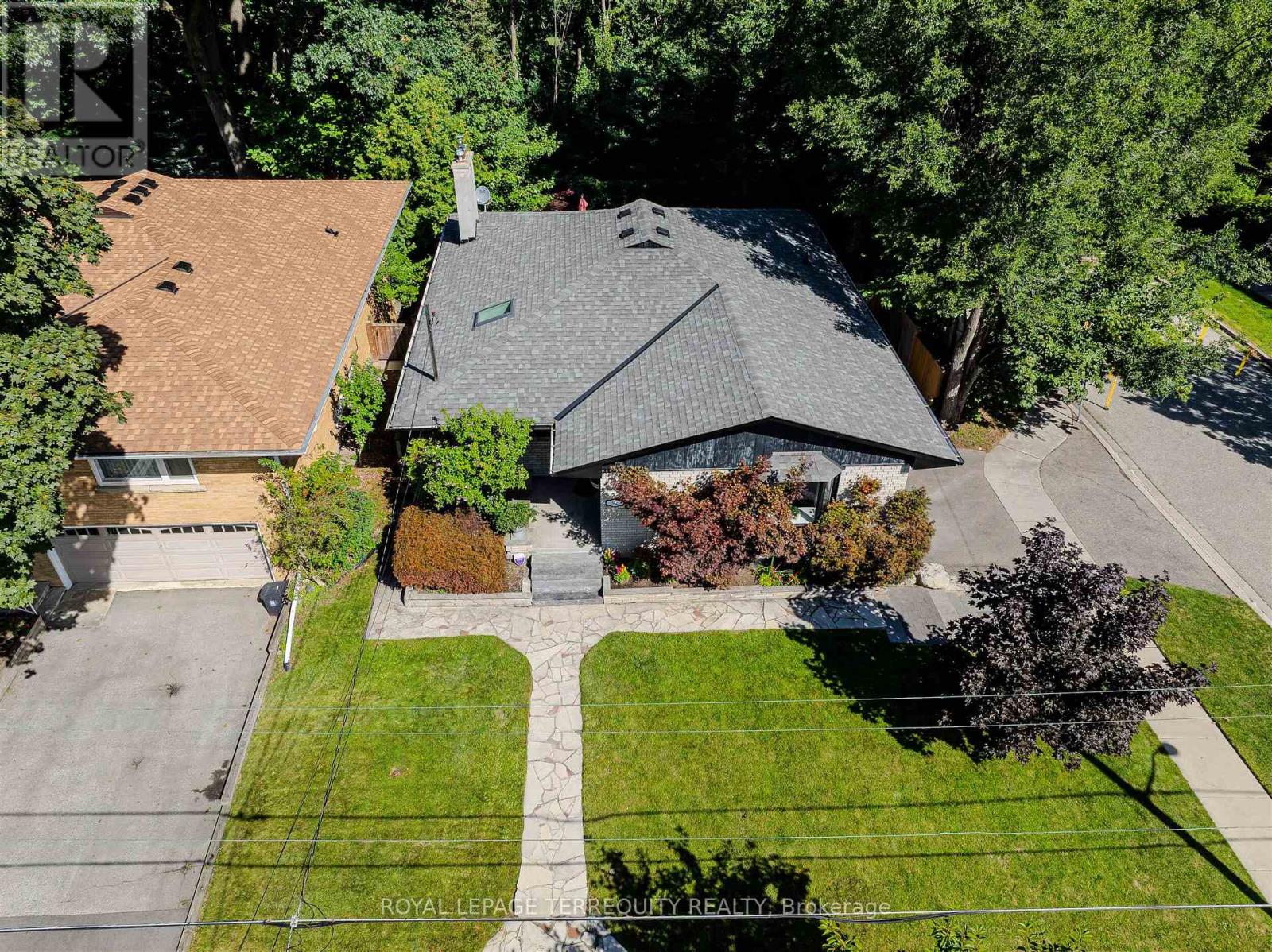 92 Saskatoon Drive, Toronto (Kingsview Village-The Westway), Ontario  M9P 2G4 - Photo 7 - W12376683