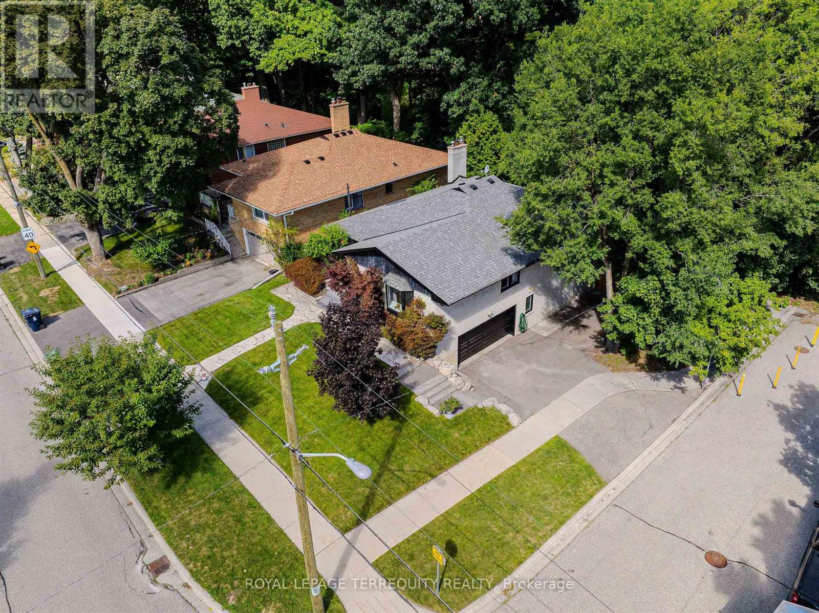 92 Saskatoon Drive, Toronto (Kingsview Village-The Westway), Ontario  M9P 2G4 - Photo 8 - W12376683