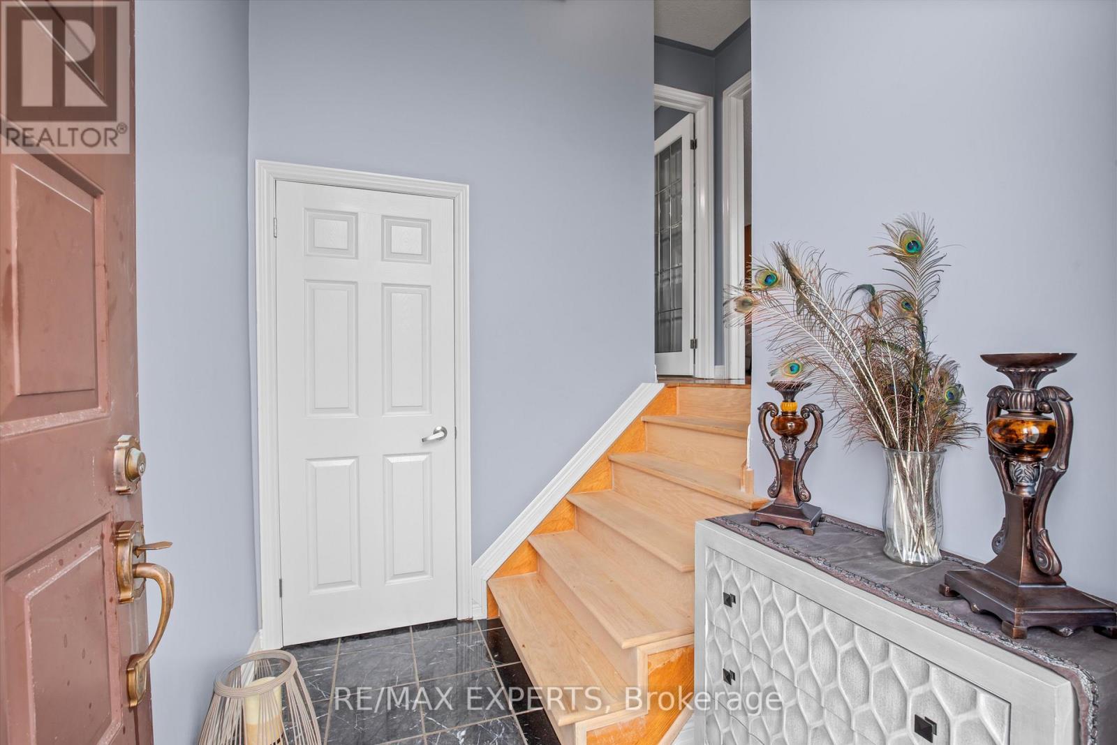 4 Martindale Crescent, Brampton, Ontario  L6X 2T9 - Photo 3 - W12376701
