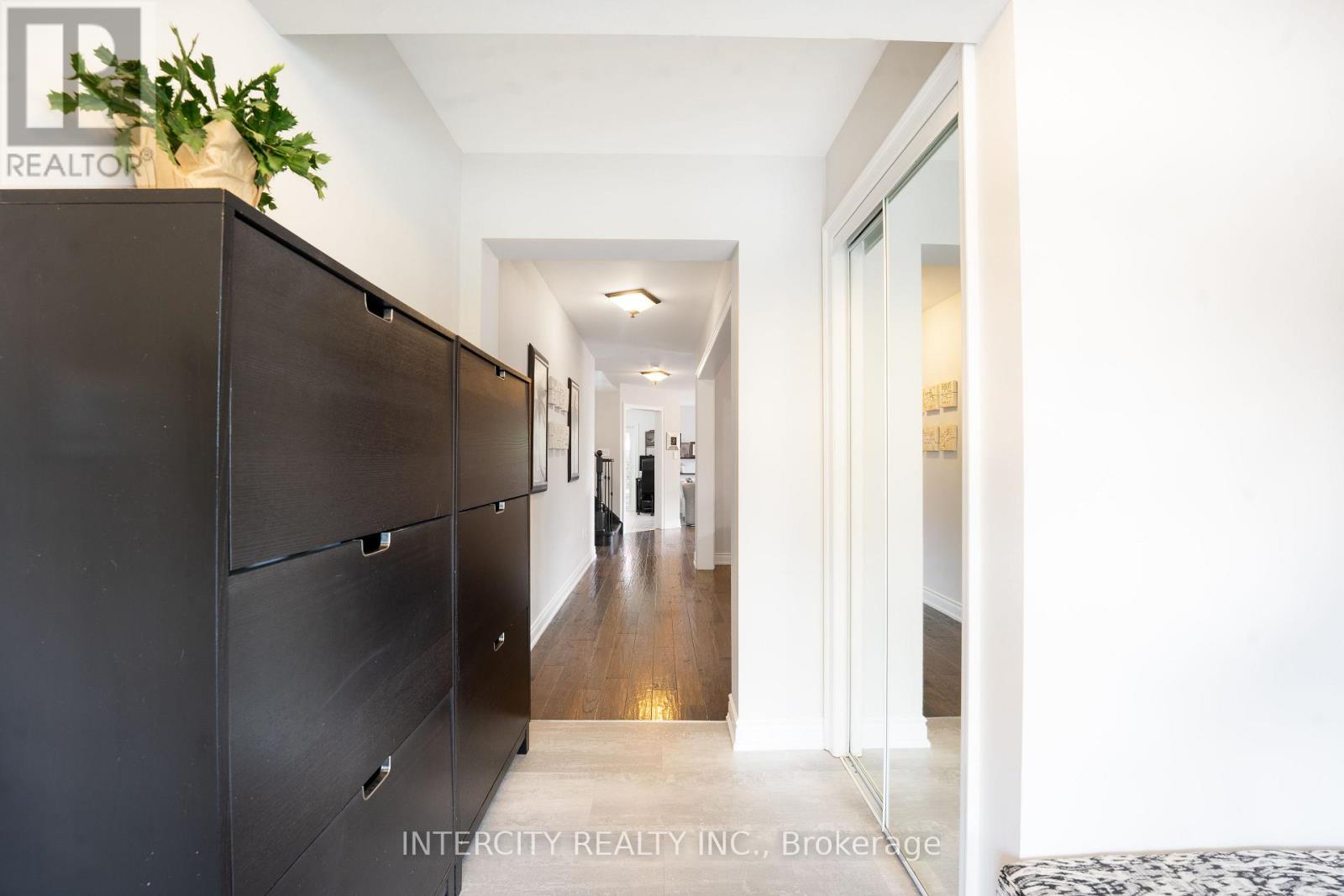 5409 Duchess Court, Burlington, Ontario  L7L 6Z4 - Photo 7 - W12376707