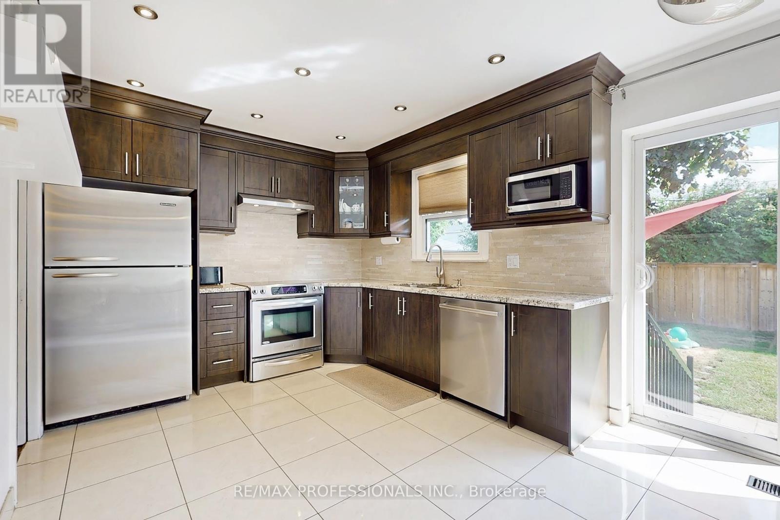 3 Hartsdale Drive, Toronto, Ontario  M9R 2S1 - Photo 12 - W12376746