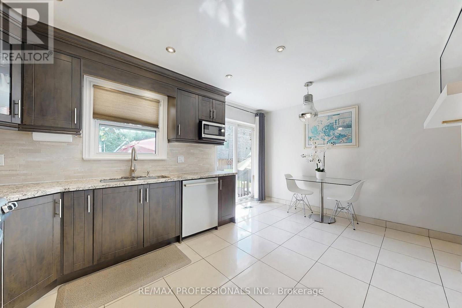 3 Hartsdale Drive, Toronto, Ontario  M9R 2S1 - Photo 14 - W12376746