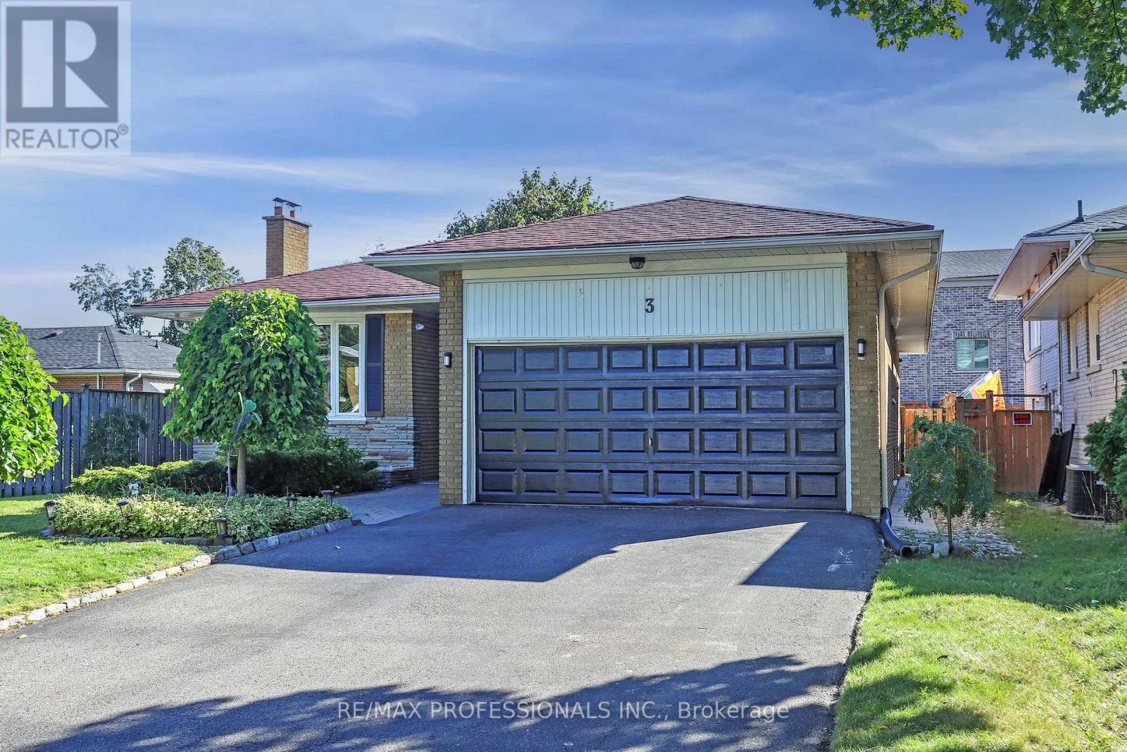 3 Hartsdale Drive, Toronto, Ontario  M9R 2S1 - Photo 2 - W12376746