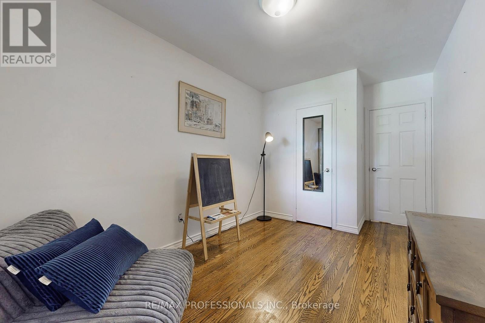 3 Hartsdale Drive, Toronto, Ontario  M9R 2S1 - Photo 23 - W12376746