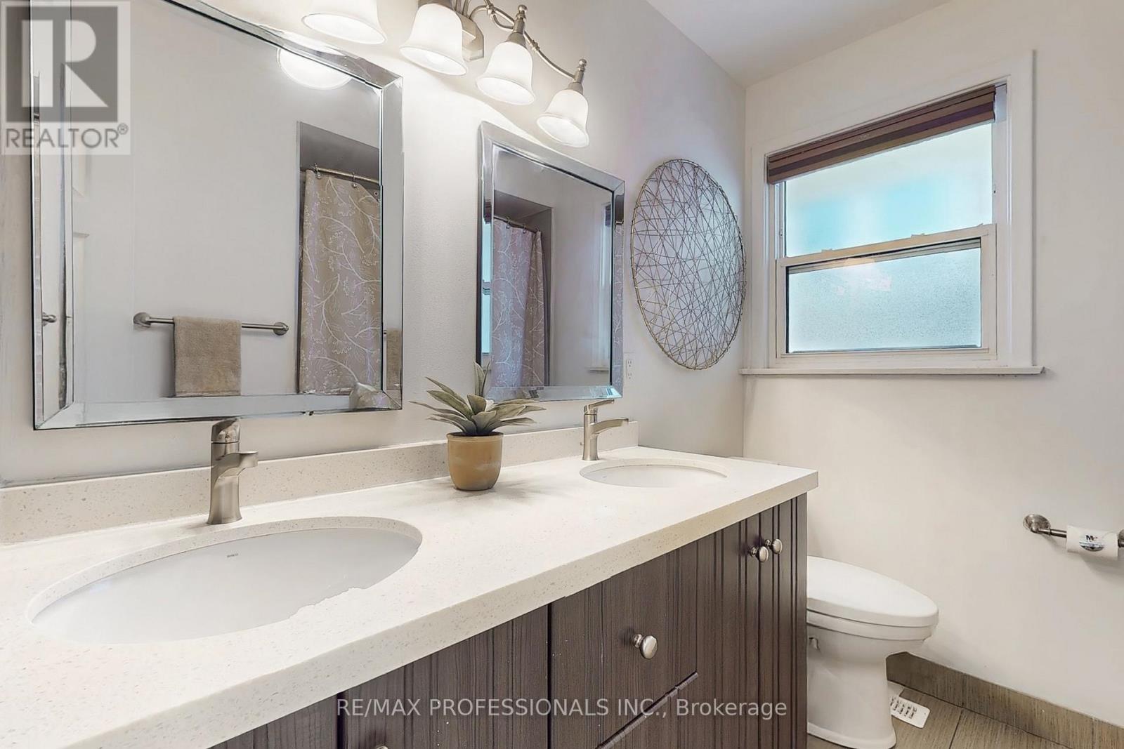 3 Hartsdale Drive, Toronto, Ontario  M9R 2S1 - Photo 24 - W12376746