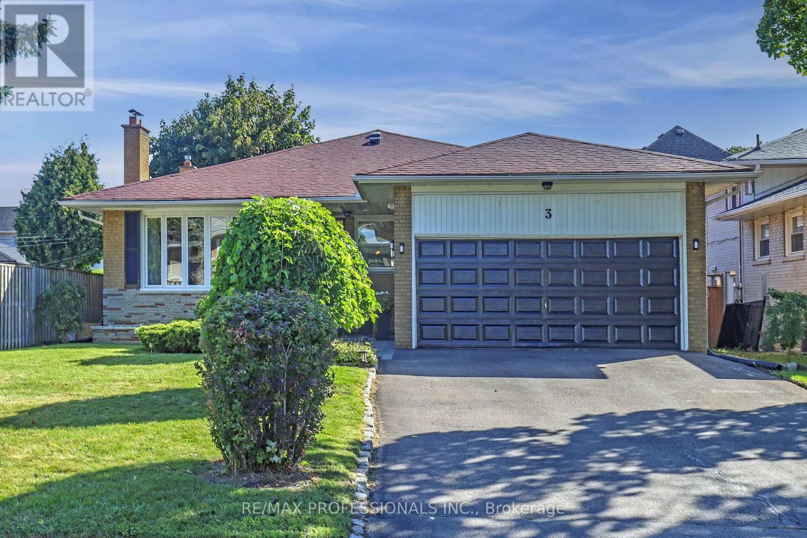 3 Hartsdale Drive, Toronto, Ontario  M9R 2S1 - Photo 3 - W12376746