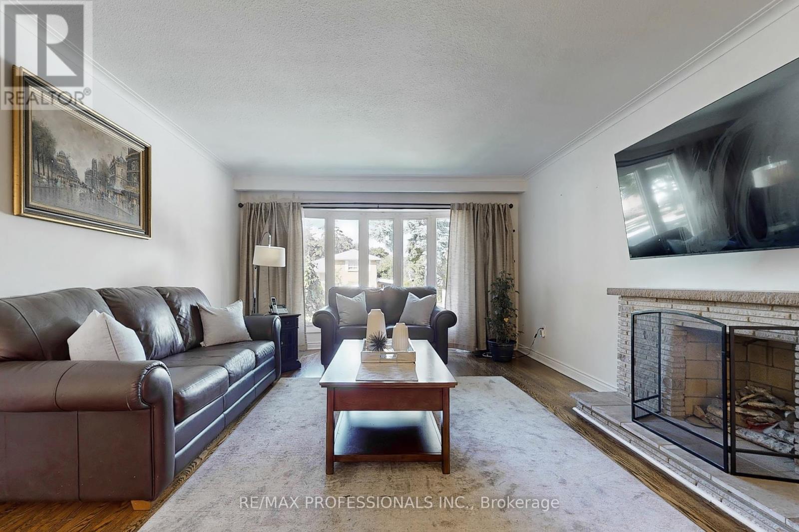 3 Hartsdale Drive, Toronto, Ontario  M9R 2S1 - Photo 4 - W12376746